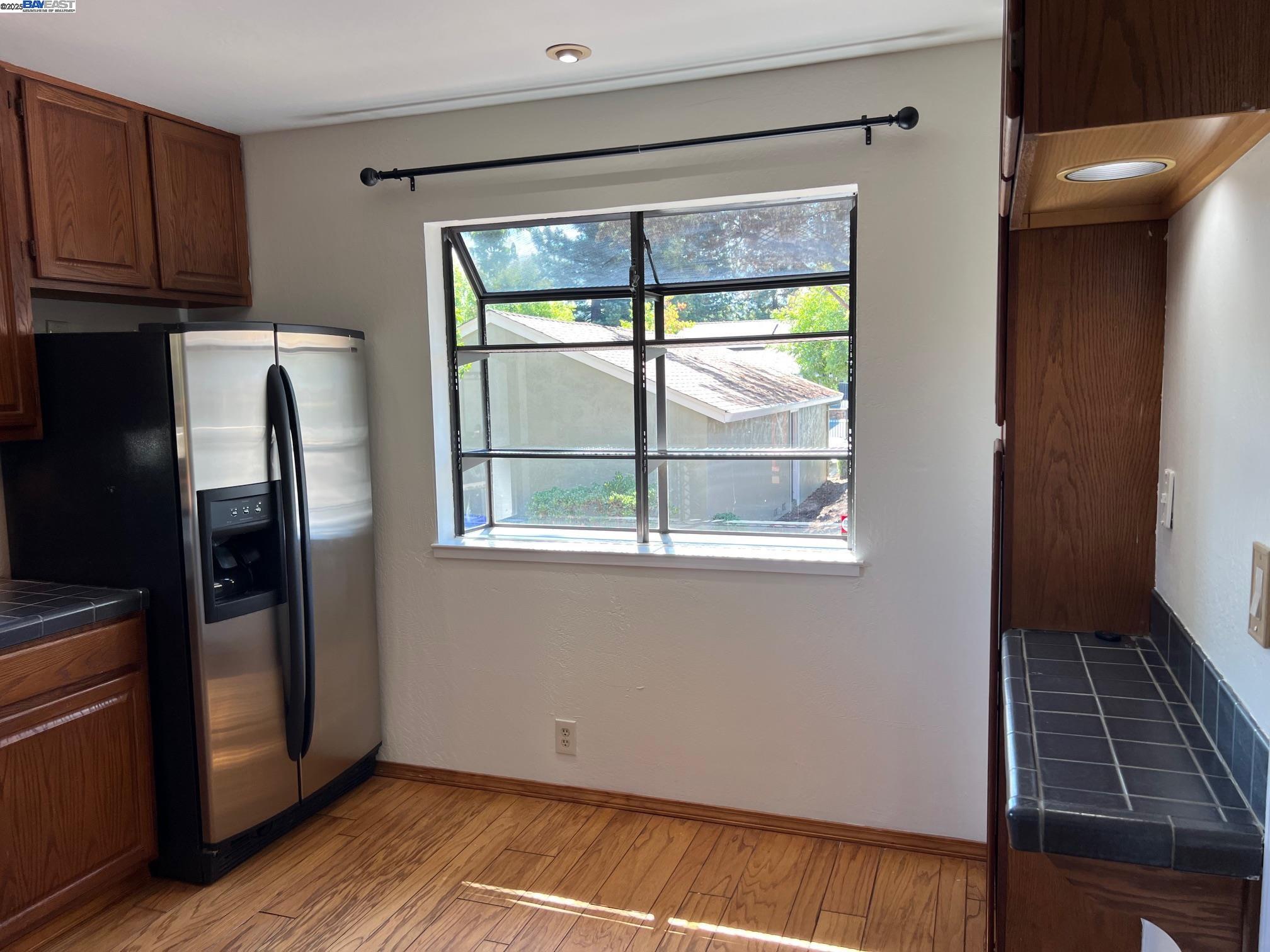 Detail Gallery Image 6 of 58 For 3242 Monika Ln, Hayward,  CA 94541 - 3 Beds | 2/1 Baths