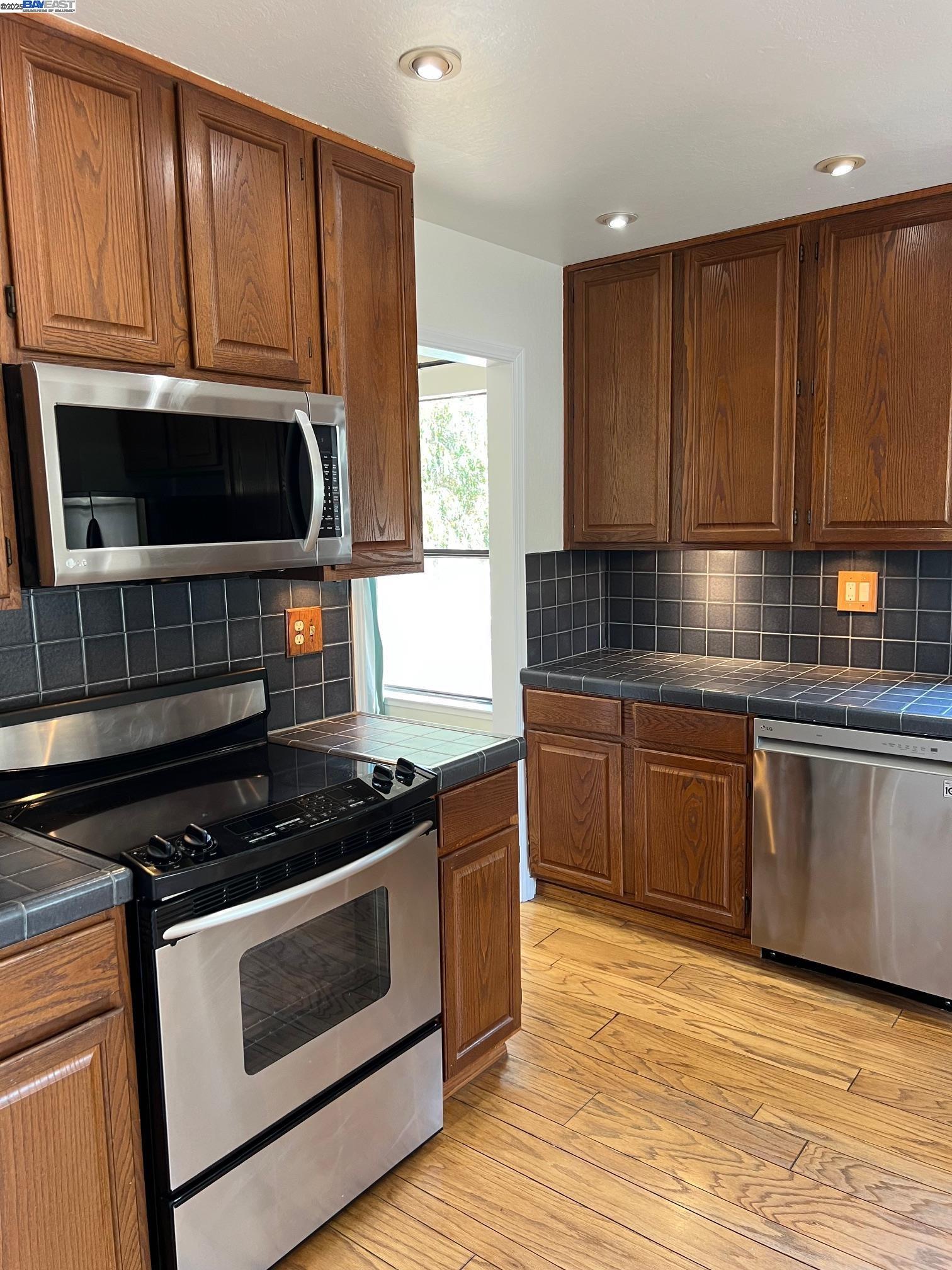 Detail Gallery Image 7 of 58 For 3242 Monika Ln, Hayward,  CA 94541 - 3 Beds | 2/1 Baths