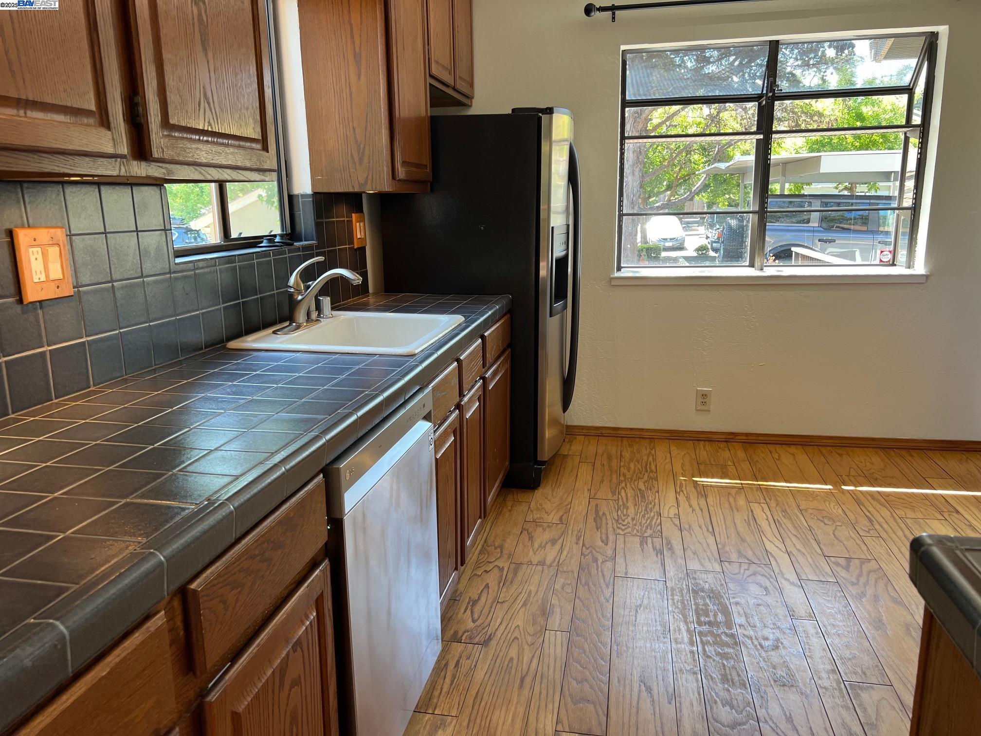 Detail Gallery Image 8 of 58 For 3242 Monika Ln, Hayward,  CA 94541 - 3 Beds | 2/1 Baths