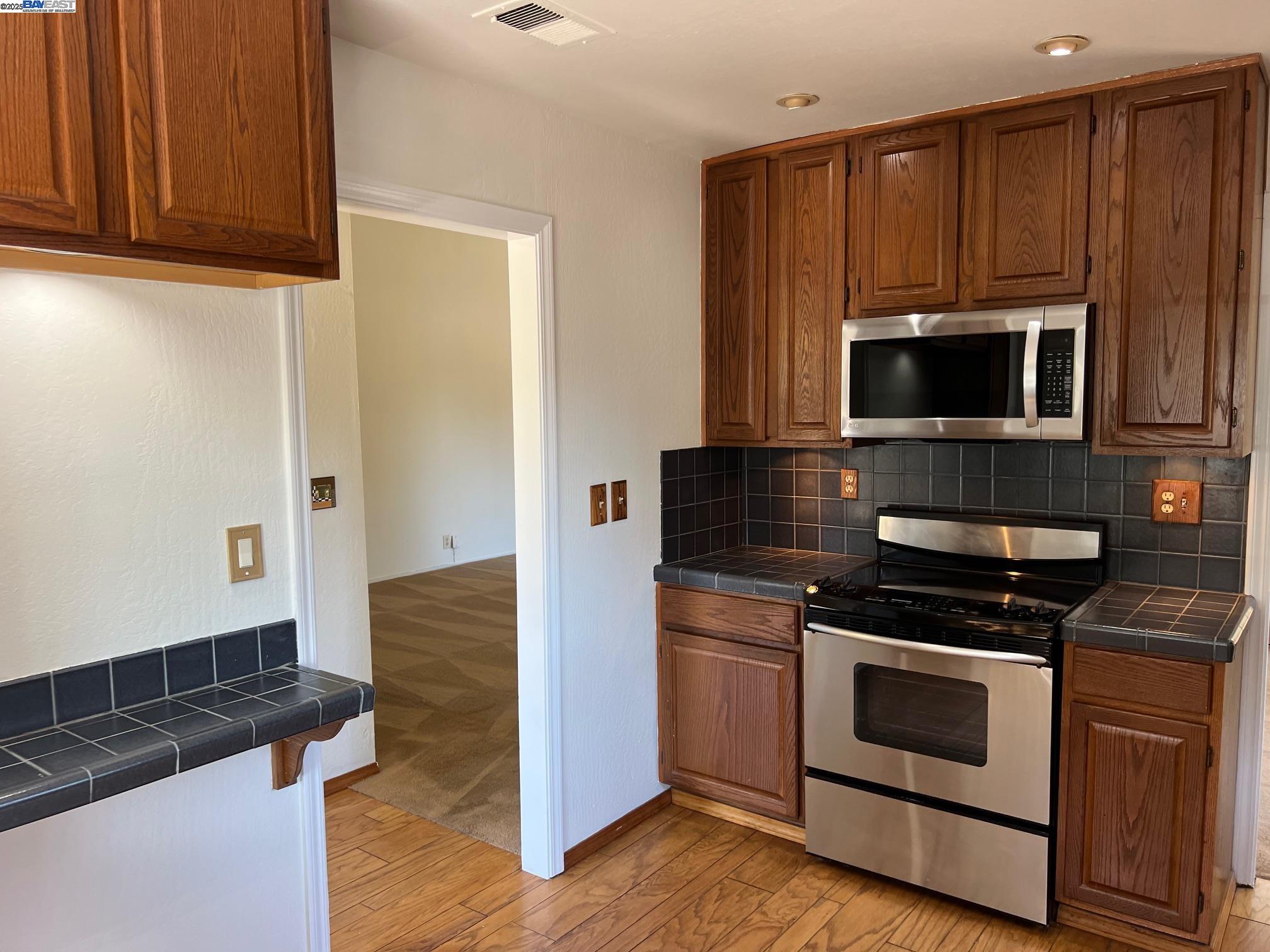 Detail Gallery Image 10 of 58 For 3242 Monika Ln, Hayward,  CA 94541 - 3 Beds | 2/1 Baths