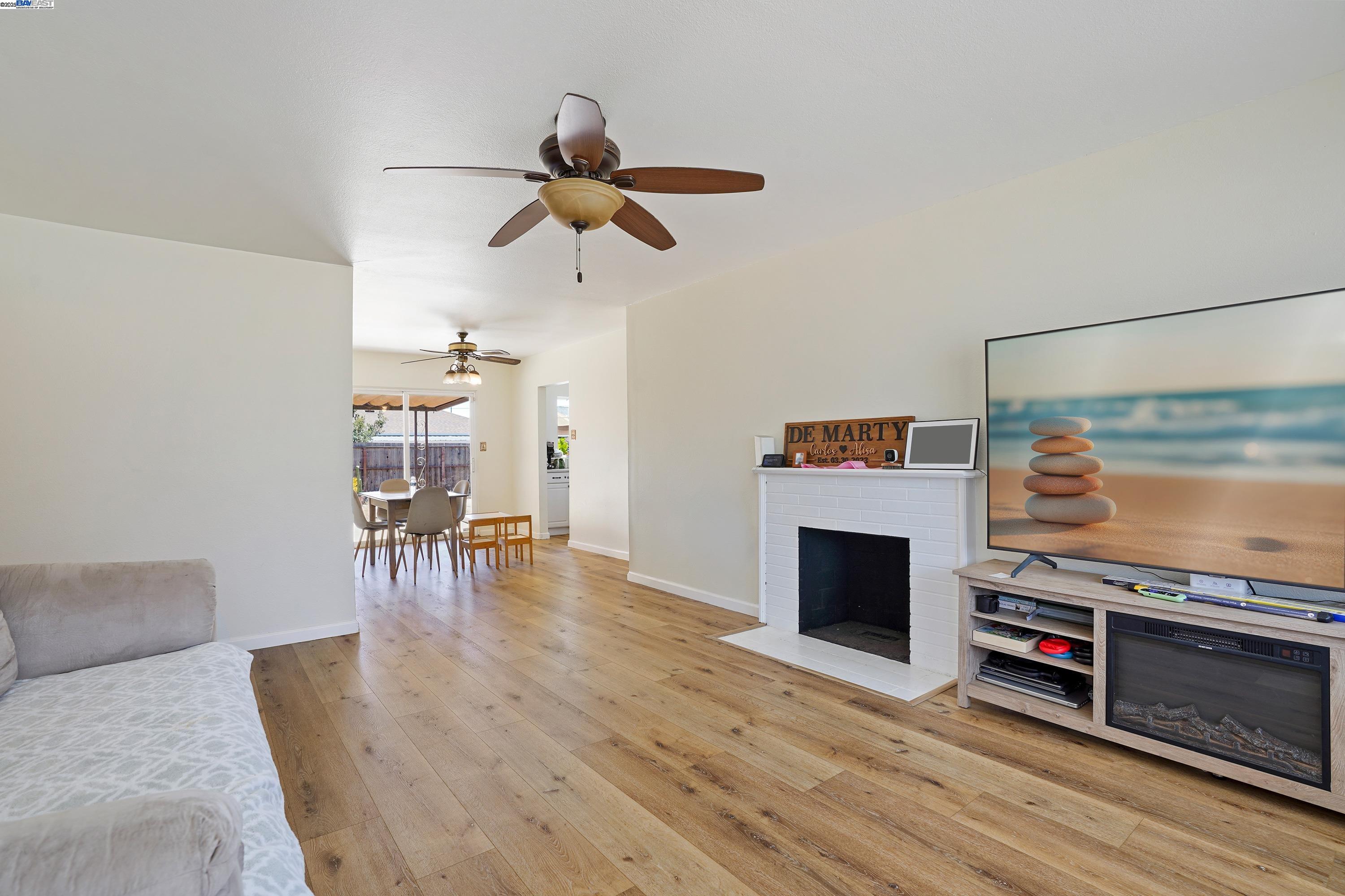 Detail Gallery Image 2 of 21 For 157 Newton St, Hayward,  CA 94544 - 4 Beds | 2 Baths