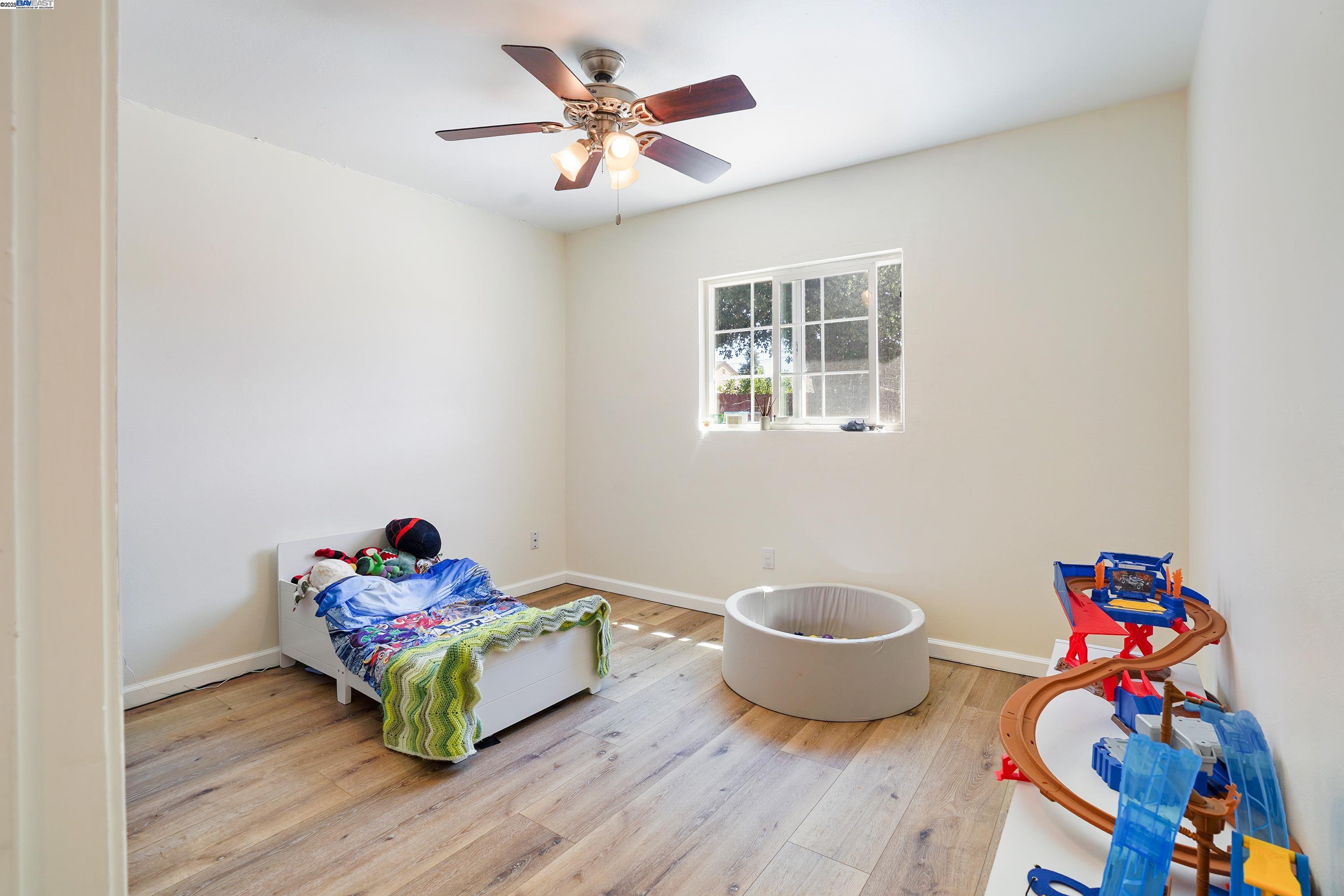 Detail Gallery Image 12 of 21 For 157 Newton St, Hayward,  CA 94544 - 4 Beds | 2 Baths