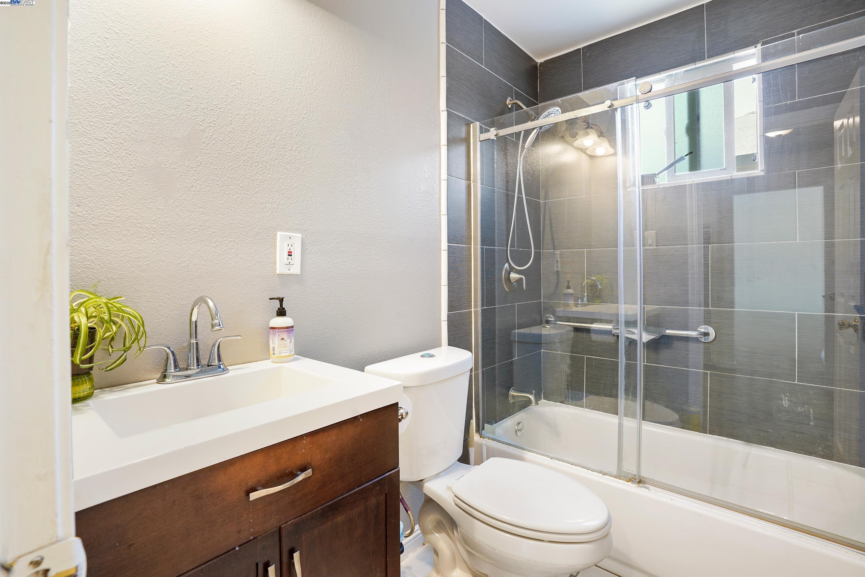Detail Gallery Image 7 of 21 For 157 Newton St, Hayward,  CA 94544 - 4 Beds | 2 Baths