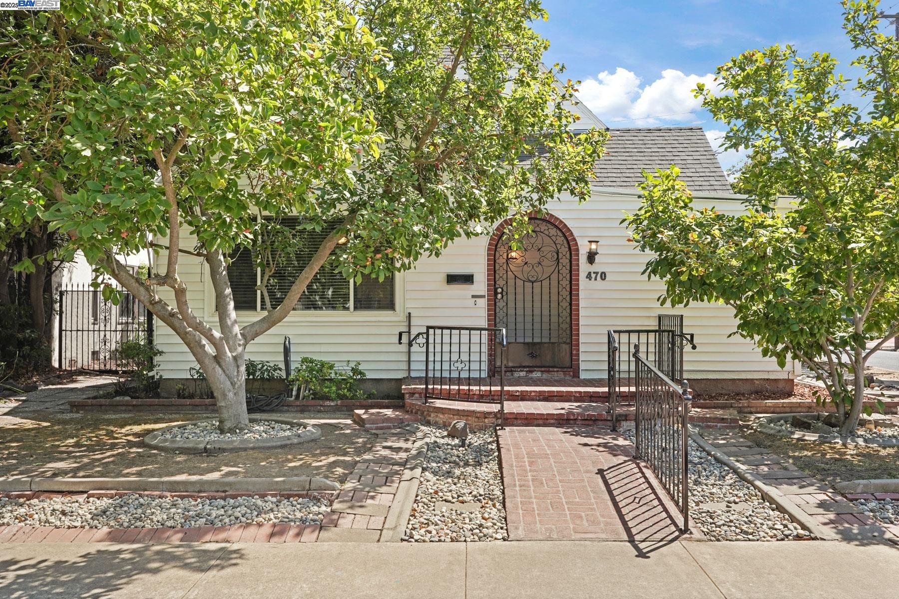 Detail Gallery Image 2 of 41 For 470 S Tuxedo Ave, Stockton,  CA 95204 - 2 Beds | 2 Baths