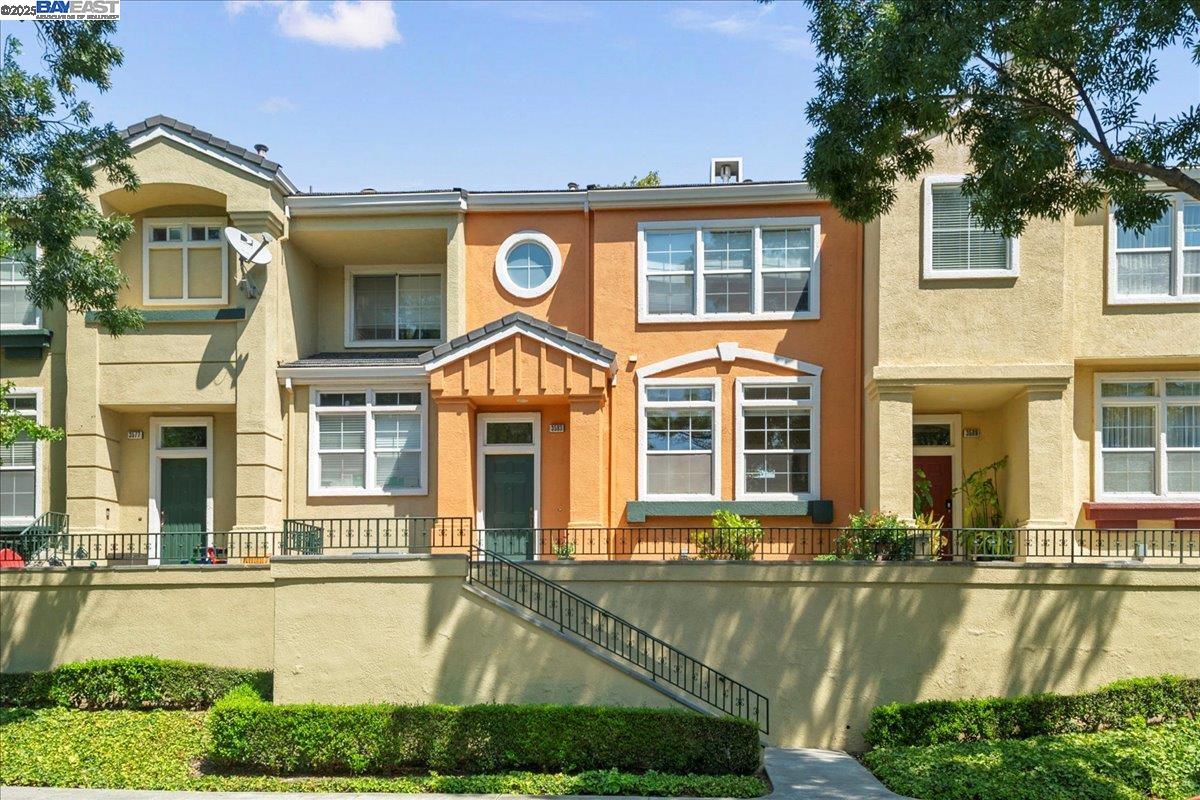 Detail Gallery Image 1 of 28 For 3583 Madison Cmn, Fremont,  CA 94538 - 3 Beds | 2/1 Baths
