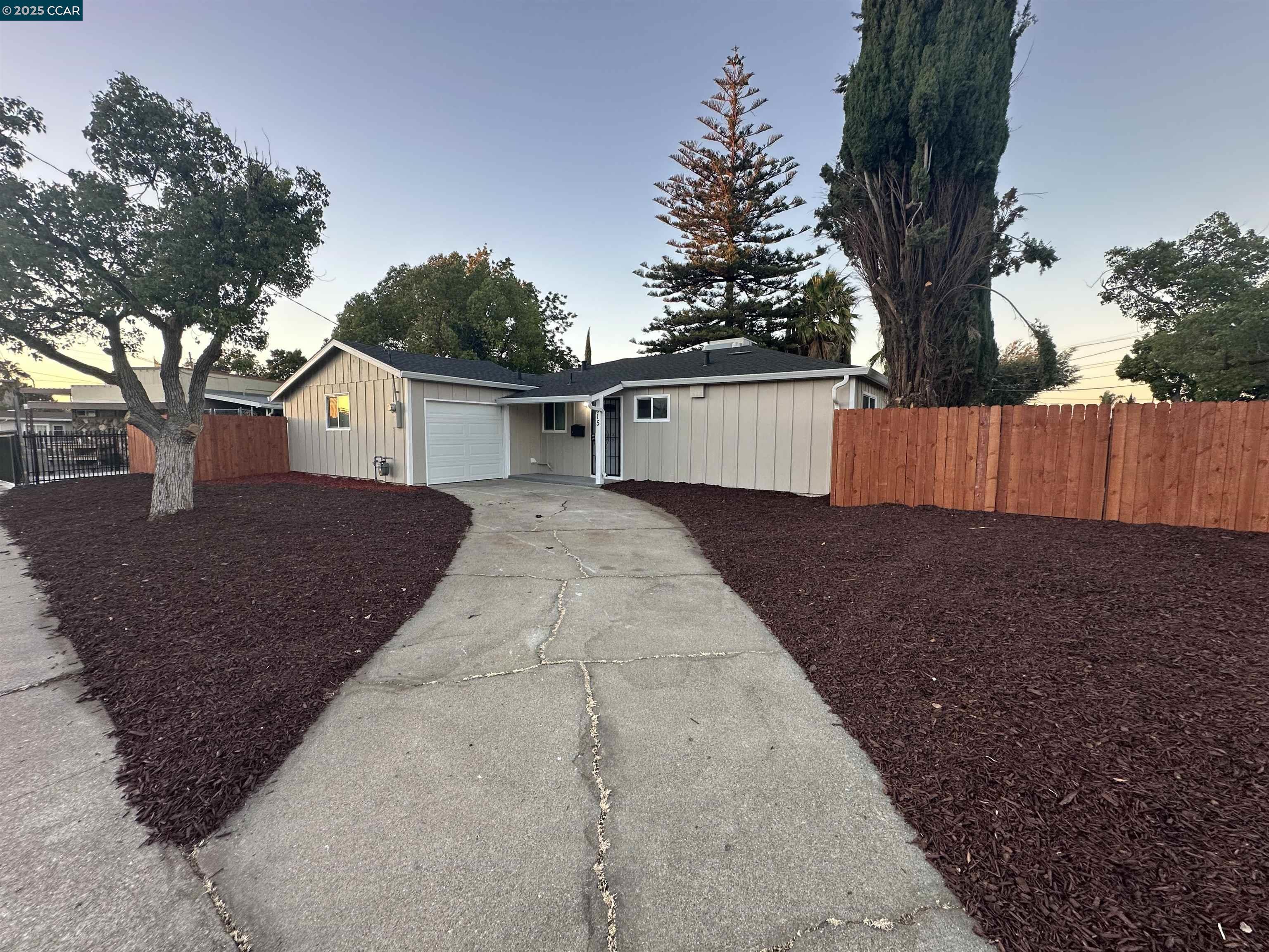 Detail Gallery Image 1 of 25 For 615 School St, Pittsburg,  CA 94565 - 3 Beds | 1 Baths