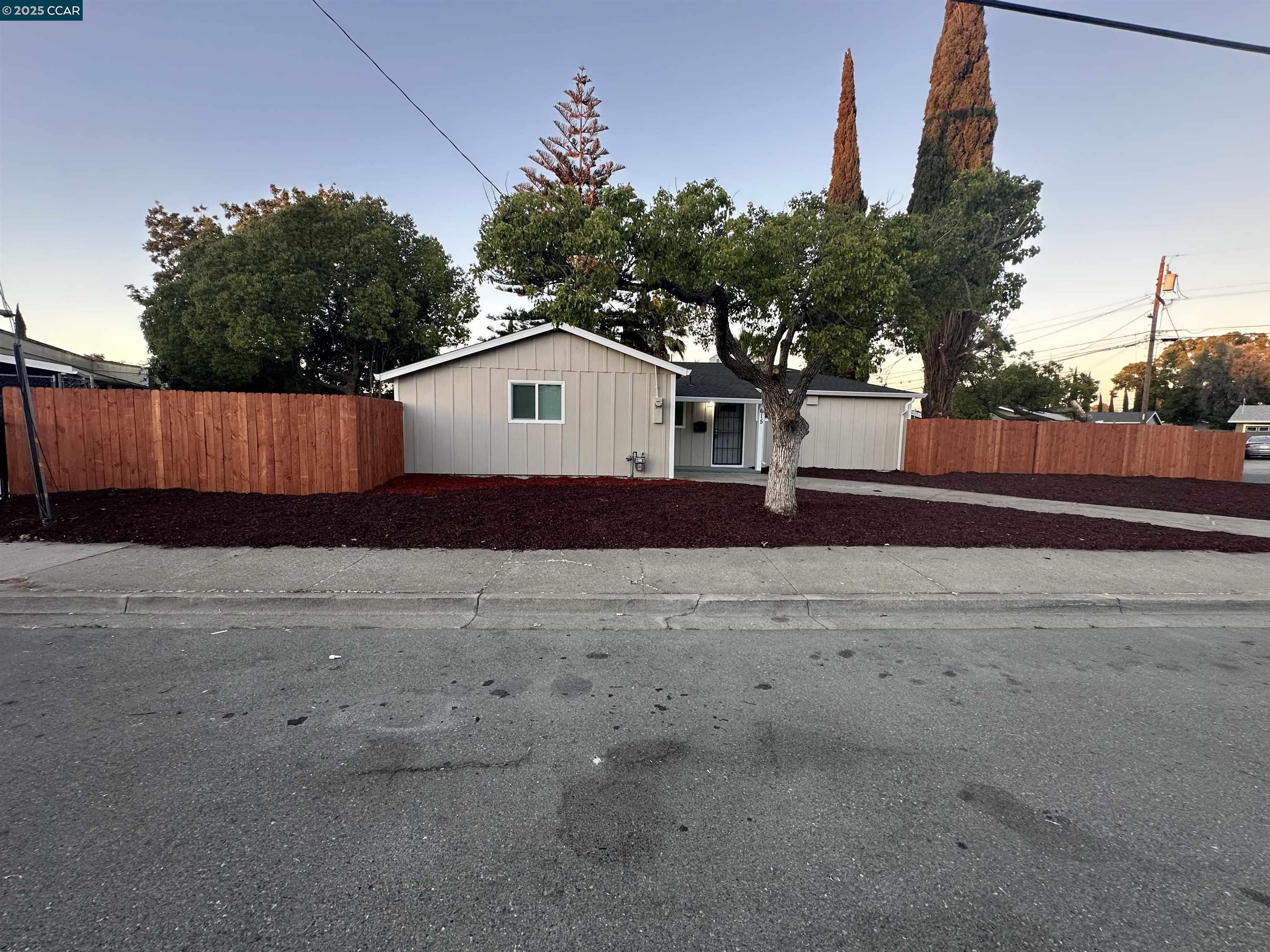 Detail Gallery Image 2 of 25 For 615 School St, Pittsburg,  CA 94565 - 3 Beds | 1 Baths