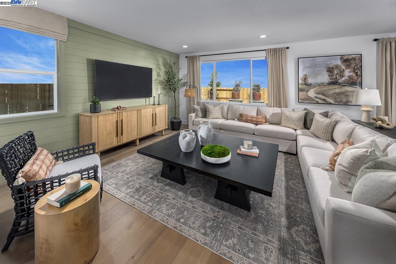 Detail Gallery Image 5 of 14 For 801 Rosette Court, Roseville,  CA 95747 - 5 Beds | 4/1 Baths