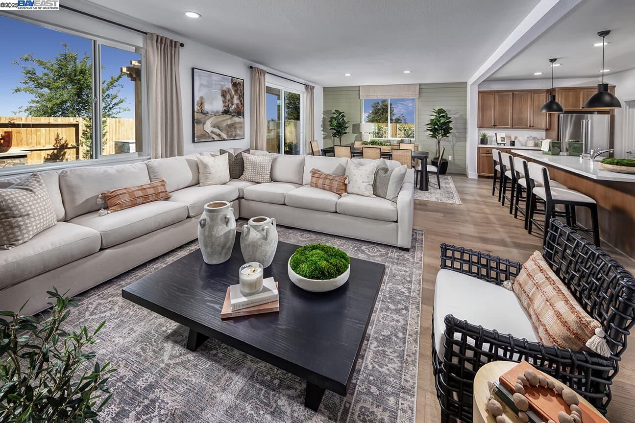 Detail Gallery Image 6 of 14 For 801 Rosette Court, Roseville,  CA 95747 - 5 Beds | 4/1 Baths