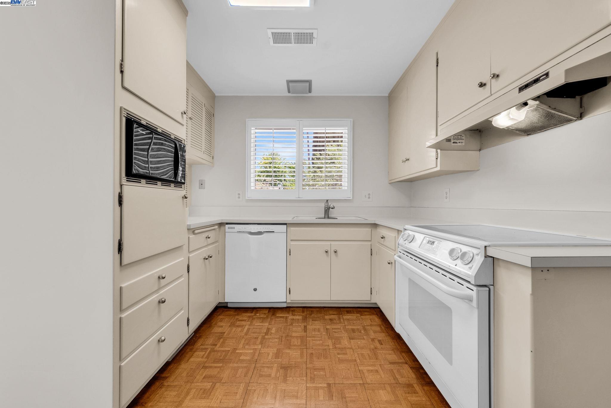 Detail Gallery Image 14 of 30 For 3987 Fordham Way, Livermore,  CA 94550 - 3 Beds | 2 Baths