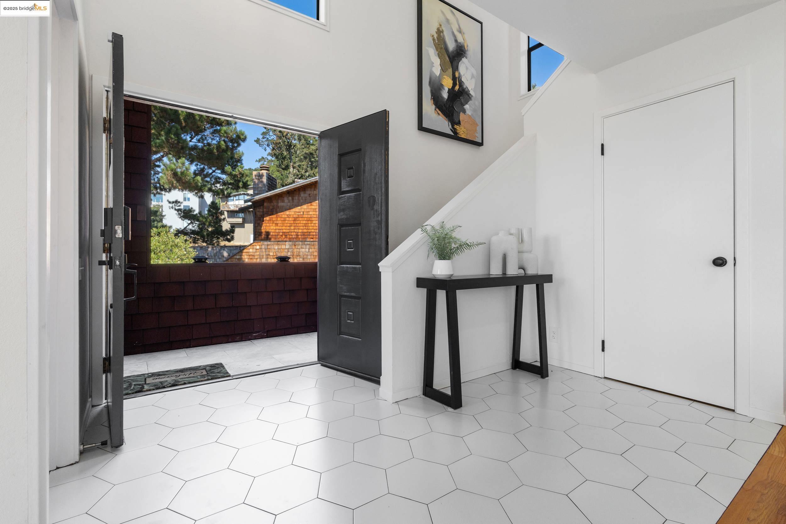 Detail Gallery Image 2 of 21 For 1840 Magellan Dr, Oakland,  CA 94611 - 4 Beds | 2/1 Baths