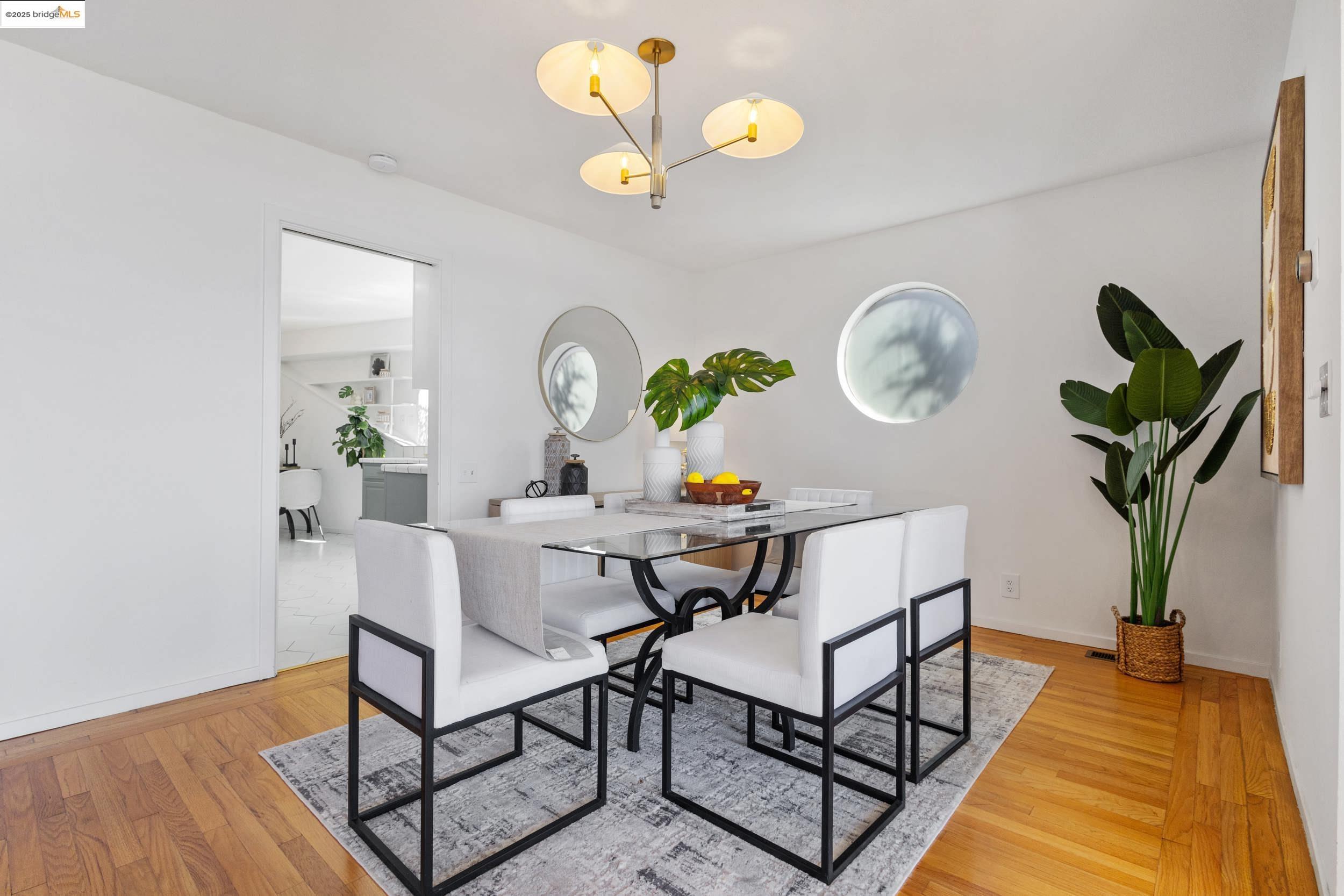 Detail Gallery Image 13 of 21 For 1840 Magellan Dr, Oakland,  CA 94611 - 4 Beds | 2/1 Baths