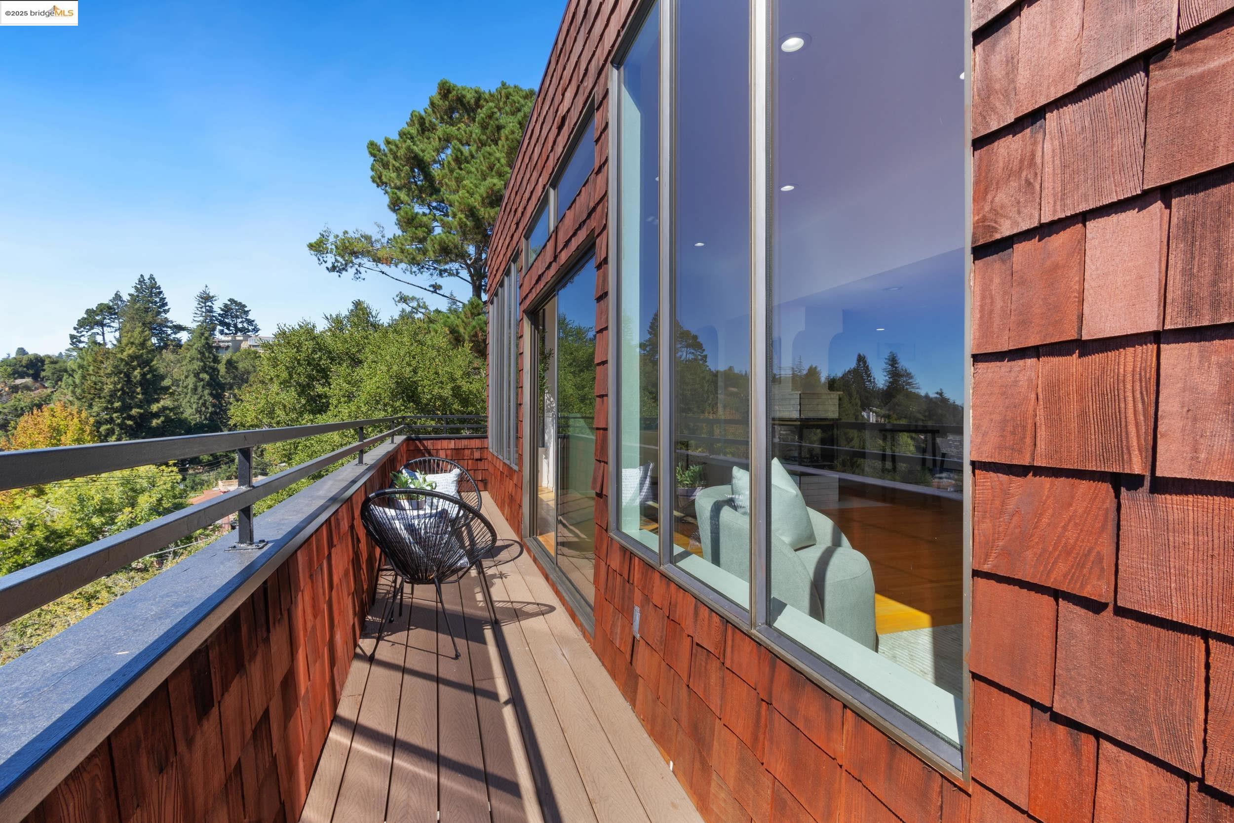 Detail Gallery Image 14 of 53 For 1840 Magellan Dr, Oakland,  CA 94611 - 4 Beds | 2/1 Baths