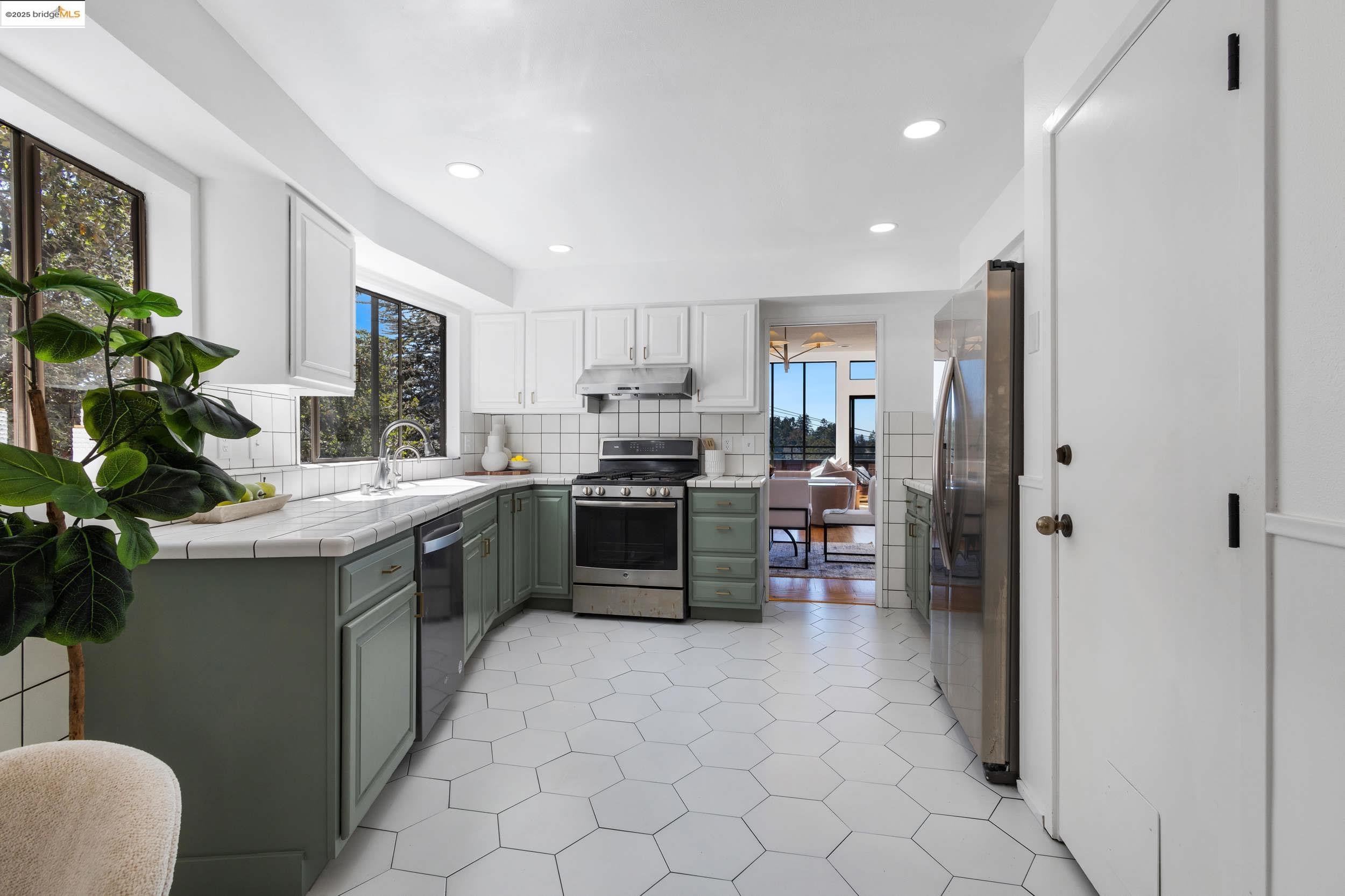 Detail Gallery Image 14 of 21 For 1840 Magellan Dr, Oakland,  CA 94611 - 4 Beds | 2/1 Baths