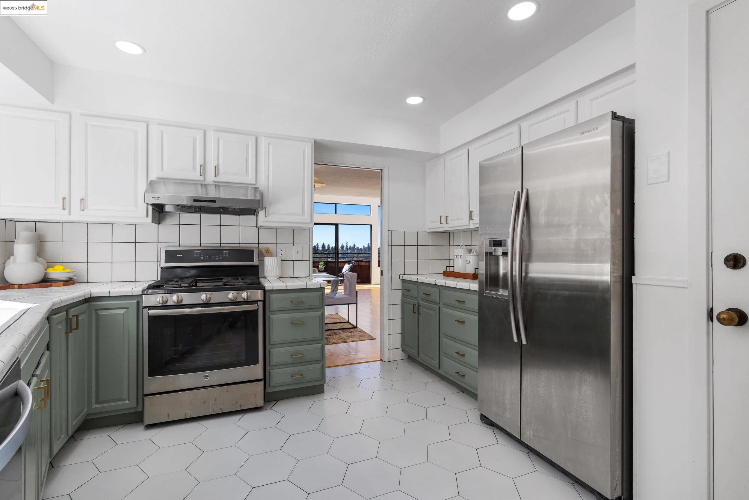 Detail Gallery Image 15 of 21 For 1840 Magellan Dr, Oakland,  CA 94611 - 4 Beds | 2/1 Baths