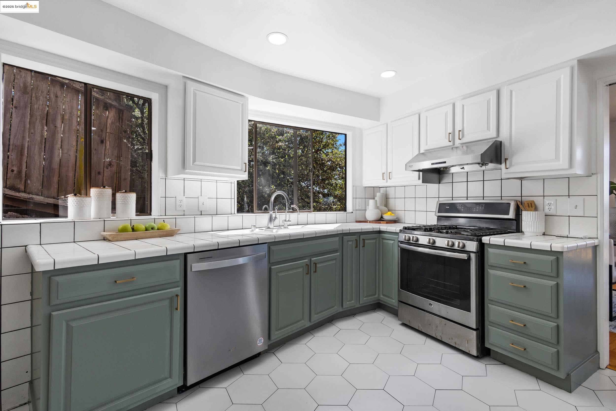Detail Gallery Image 16 of 21 For 1840 Magellan Dr, Oakland,  CA 94611 - 4 Beds | 2/1 Baths