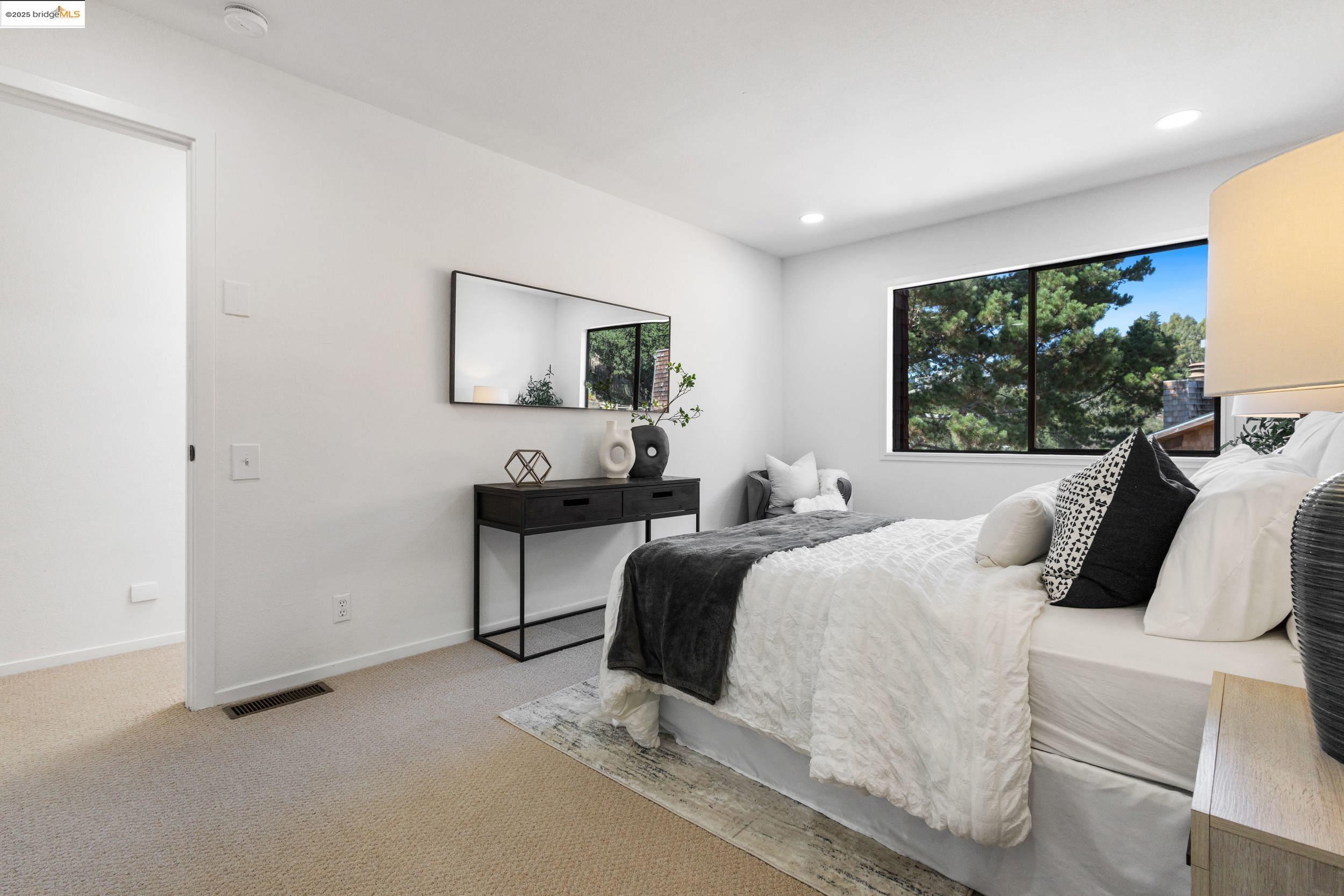 Detail Gallery Image 32 of 53 For 1840 Magellan Dr, Oakland,  CA 94611 - 4 Beds | 2/1 Baths