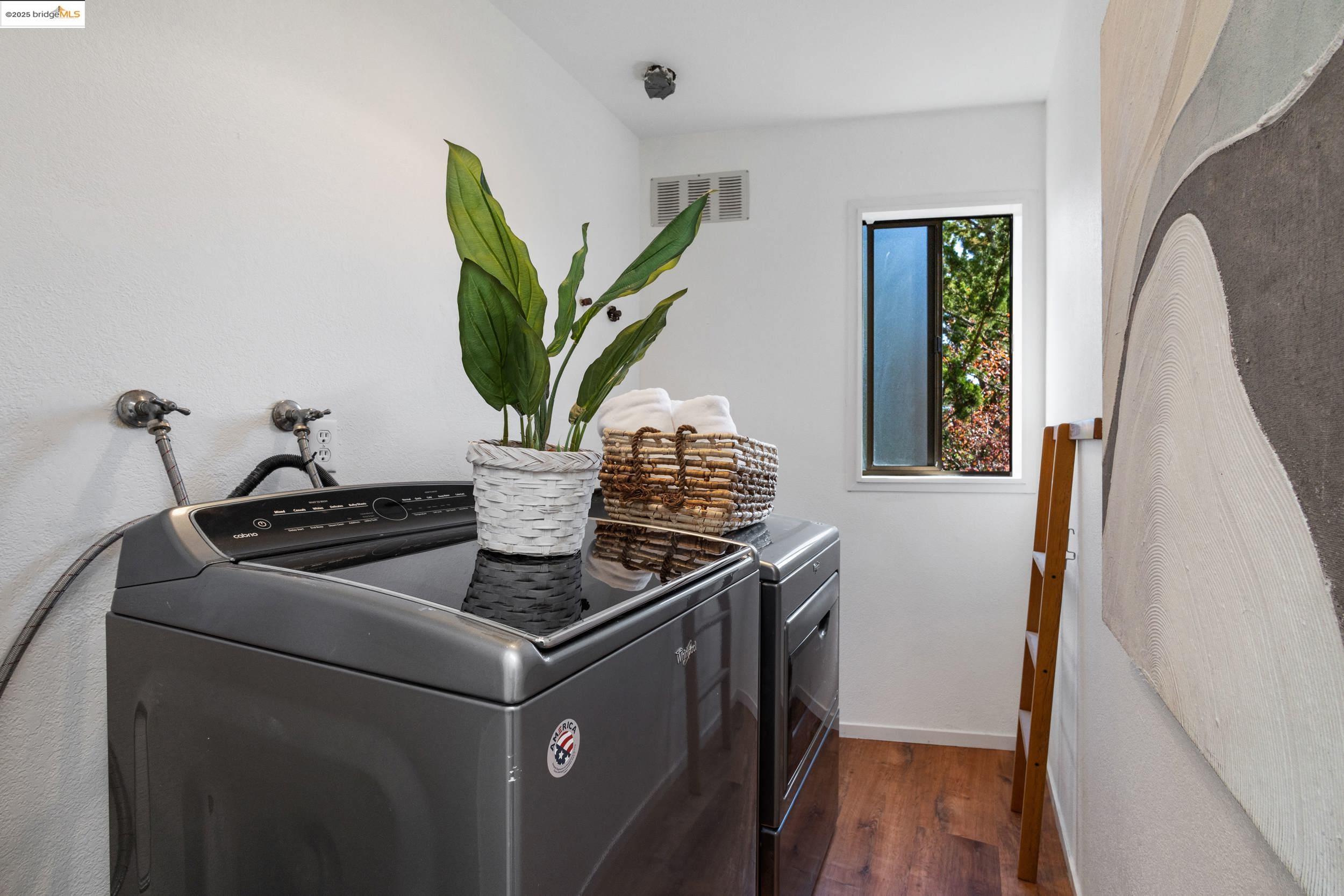 Detail Gallery Image 39 of 53 For 1840 Magellan Dr, Oakland,  CA 94611 - 4 Beds | 2/1 Baths