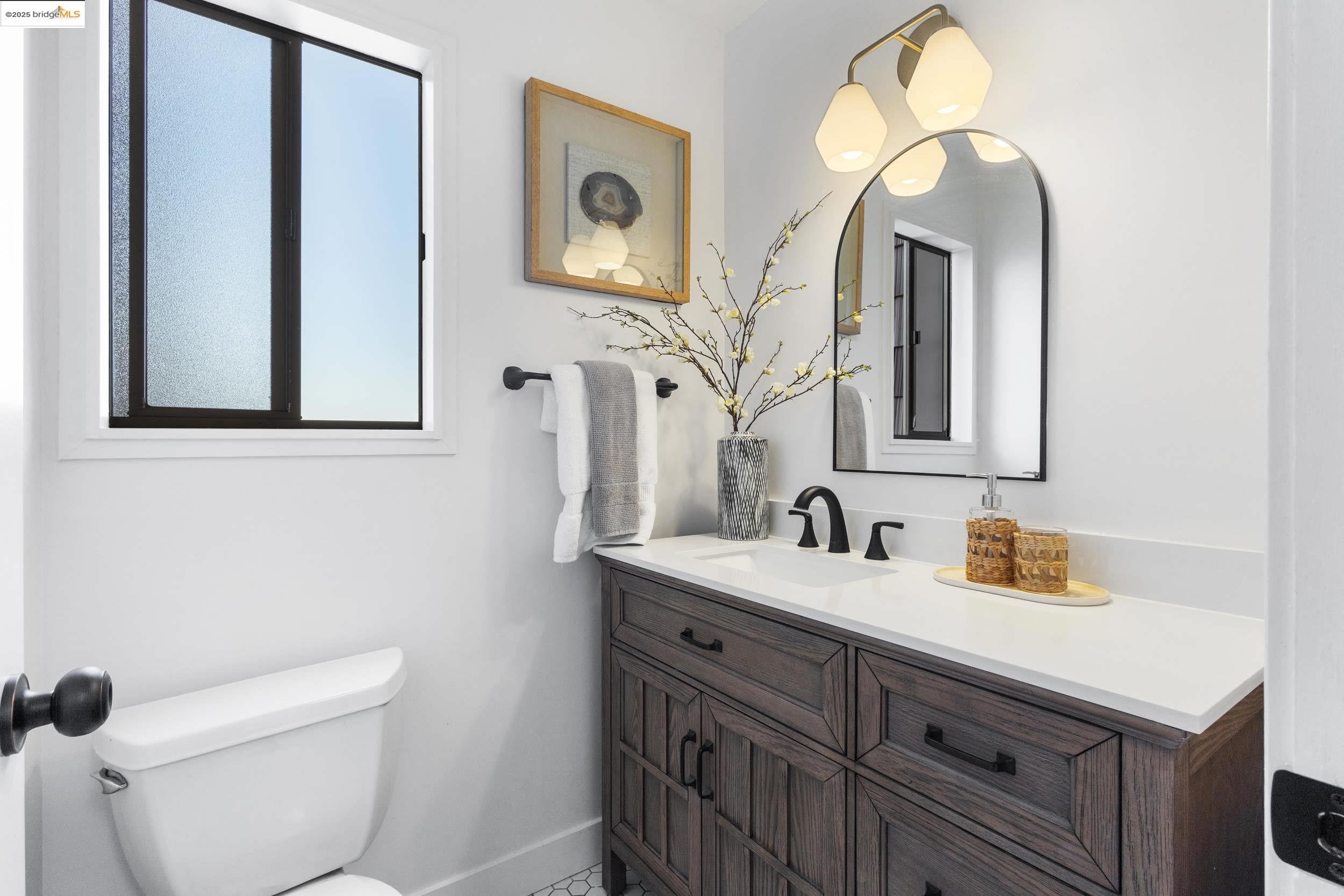 Detail Gallery Image 6 of 53 For 1840 Magellan Dr, Oakland,  CA 94611 - 4 Beds | 2/1 Baths