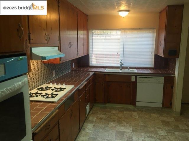 Detail Gallery Image 5 of 6 For 3681 39th Ave, Oakland,  CA 94619 - – Beds | – Baths