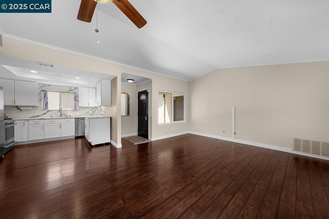 Detail Gallery Image 8 of 33 For 4773 Sequoia Pl, Oceanside,  CA 92057 - 3 Beds | 2 Baths