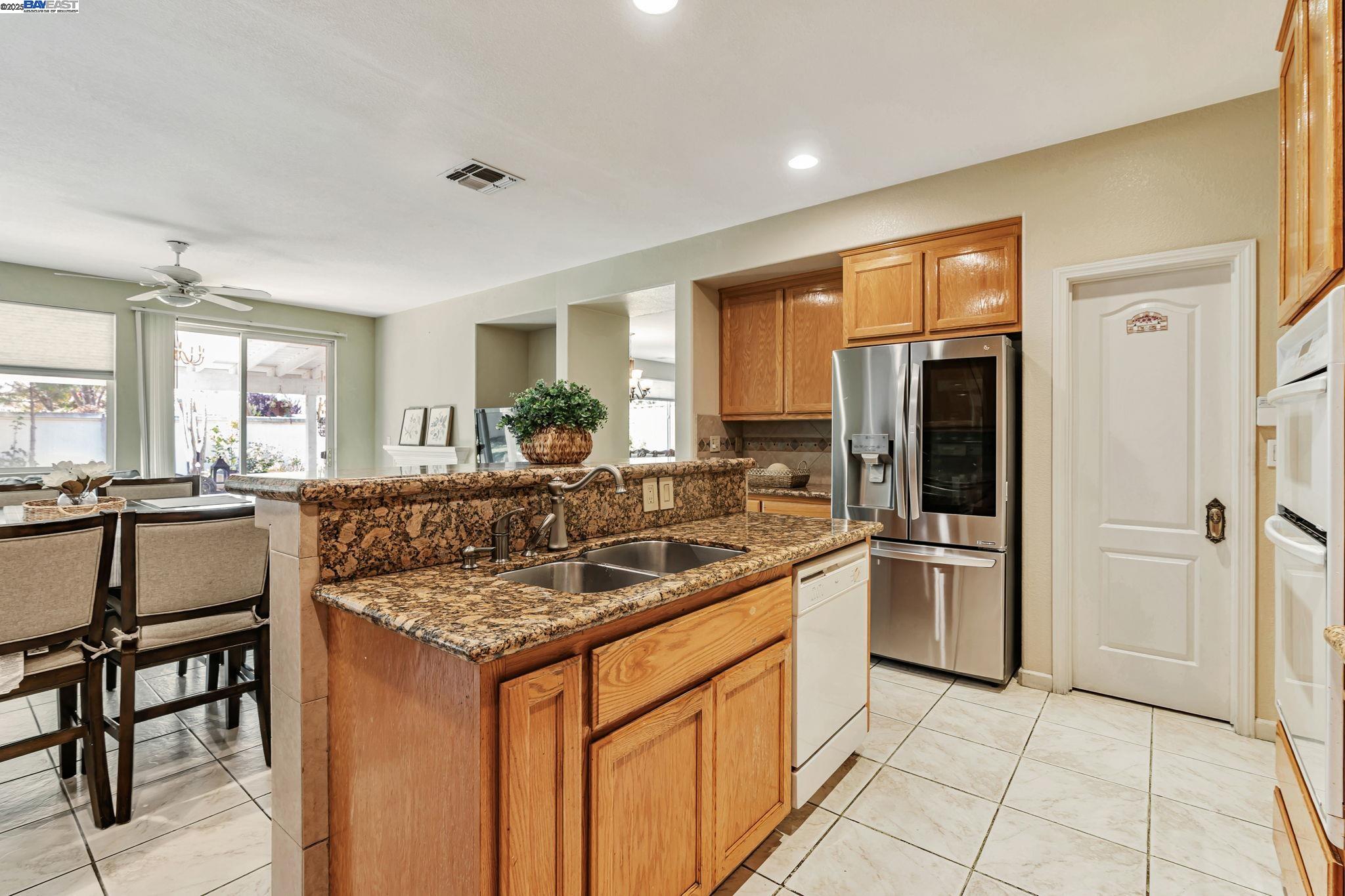 Detail Gallery Image 11 of 47 For 2036 Tupelo Way, Antioch,  CA 94509-9366 - 5 Beds | 3 Baths