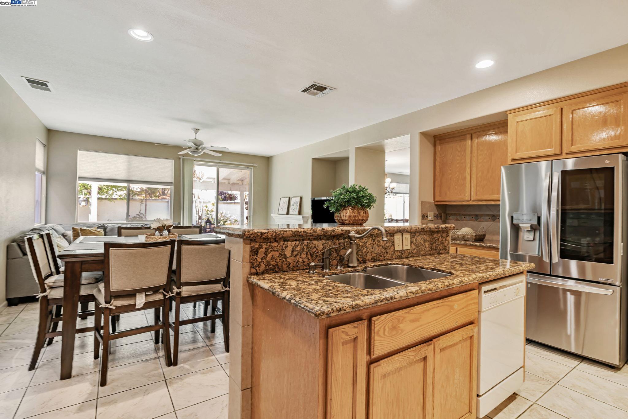 Detail Gallery Image 12 of 47 For 2036 Tupelo Way, Antioch,  CA 94509-9366 - 5 Beds | 3 Baths