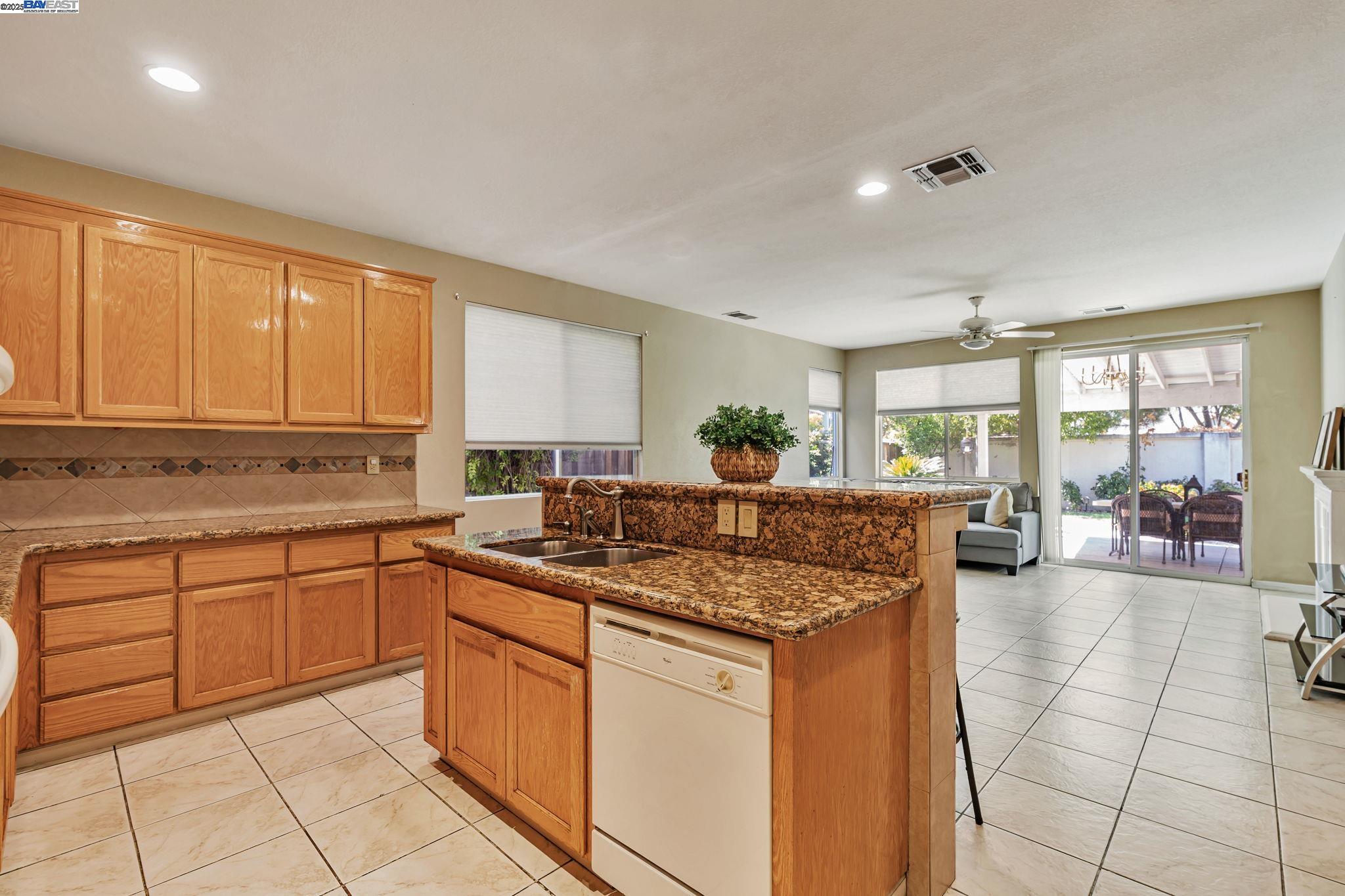 Detail Gallery Image 13 of 47 For 2036 Tupelo Way, Antioch,  CA 94509-9366 - 5 Beds | 3 Baths