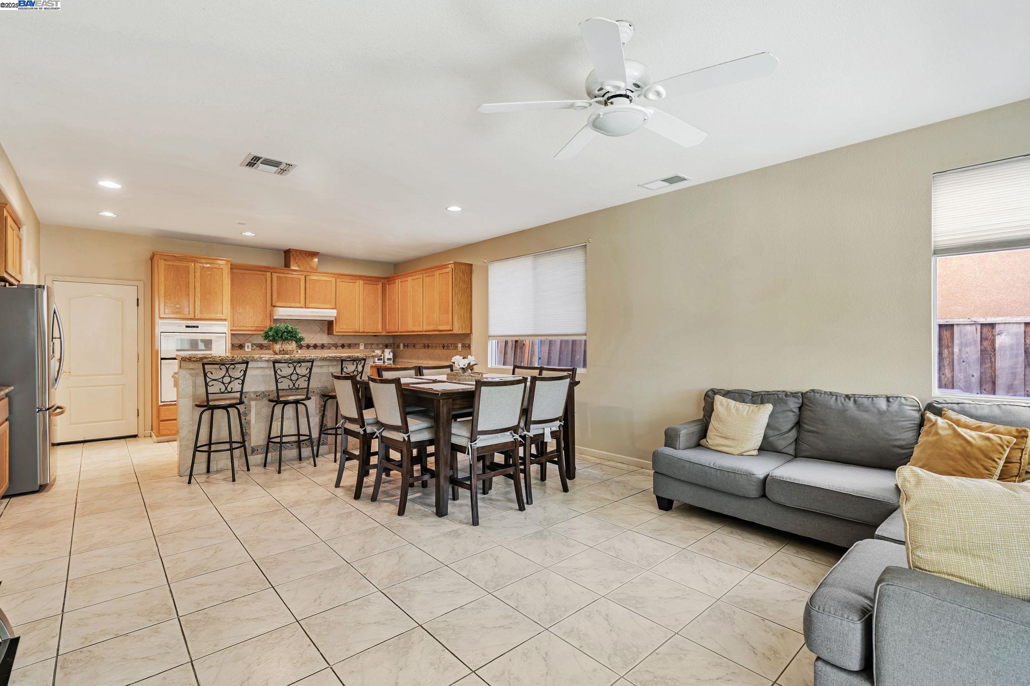 Detail Gallery Image 6 of 47 For 2036 Tupelo Way, Antioch,  CA 94509-9366 - 5 Beds | 3 Baths