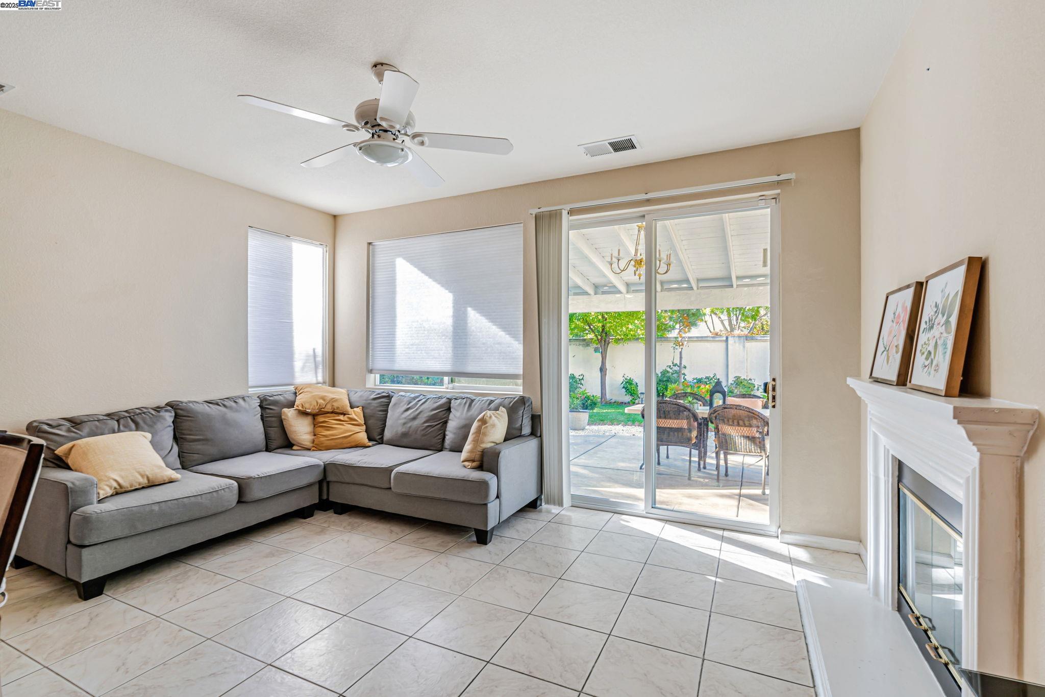 Detail Gallery Image 9 of 47 For 2036 Tupelo Way, Antioch,  CA 94509-9366 - 5 Beds | 3 Baths