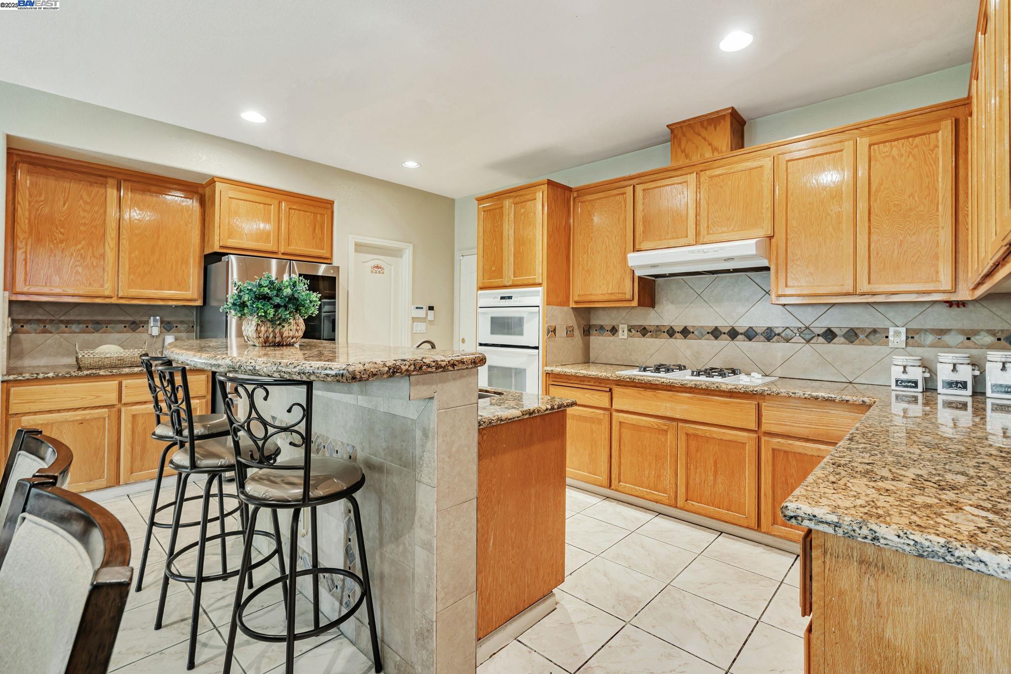 Detail Gallery Image 10 of 47 For 2036 Tupelo Way, Antioch,  CA 94509-9366 - 5 Beds | 3 Baths