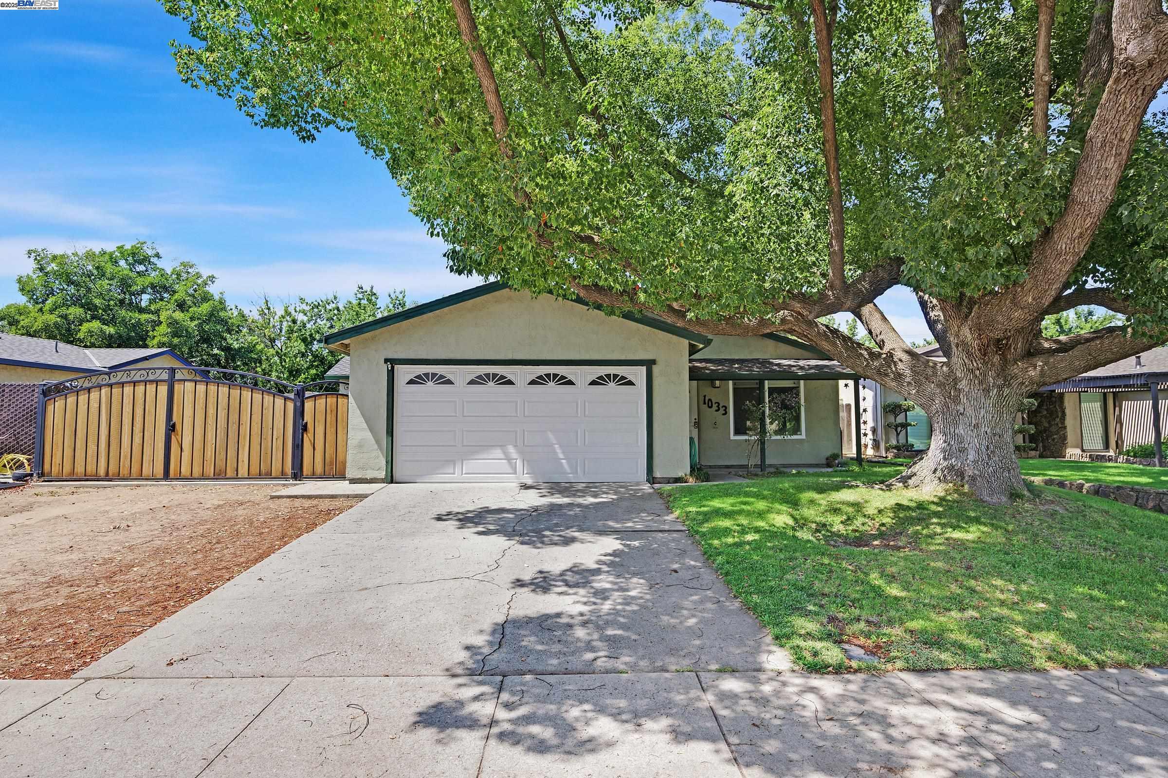 Detail Gallery Image 1 of 30 For 1033 Parkside Ave, Manteca,  CA 95336 - 3 Beds | 1/1 Baths