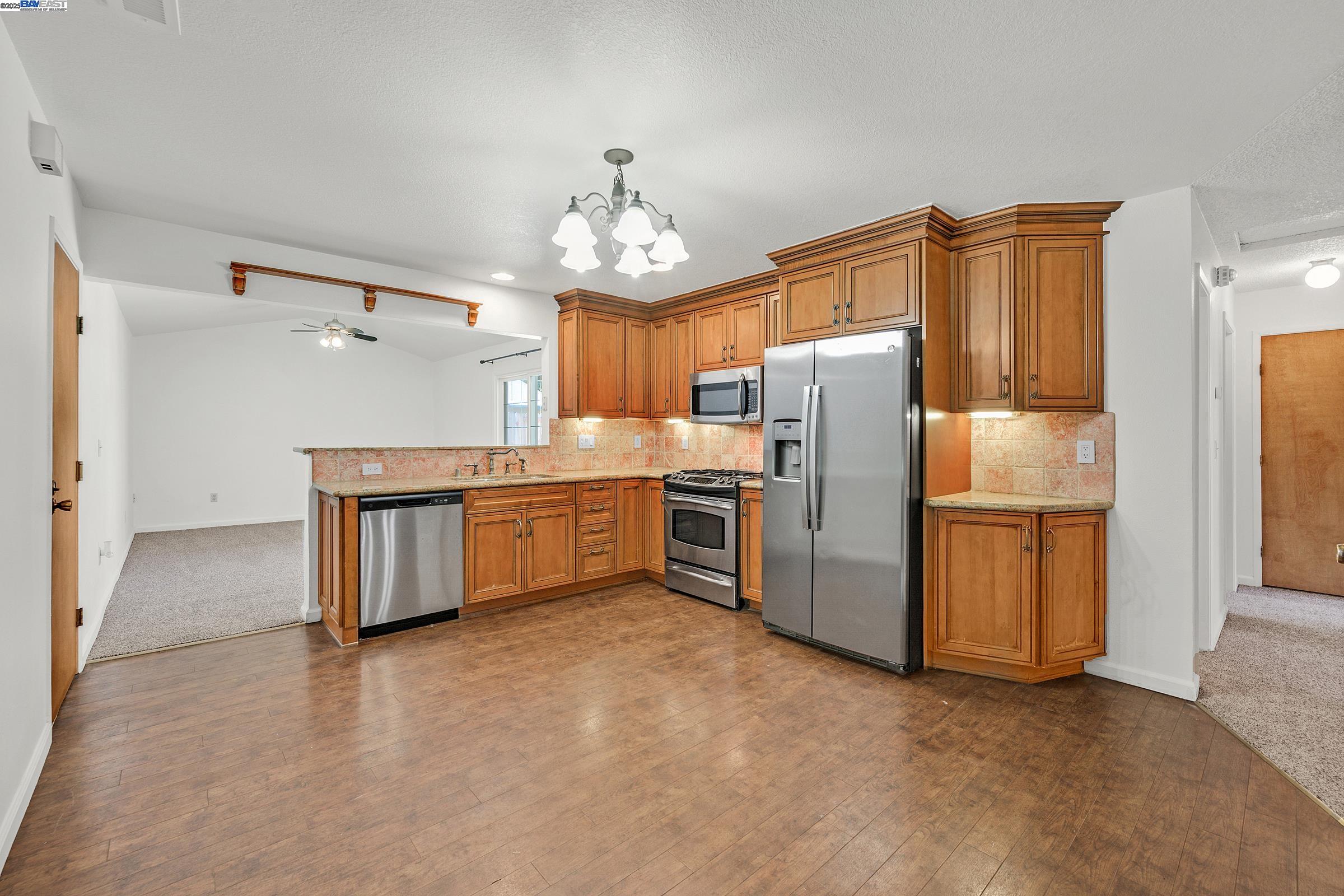 Detail Gallery Image 4 of 30 For 1033 Parkside Ave, Manteca,  CA 95336 - 3 Beds | 1/1 Baths