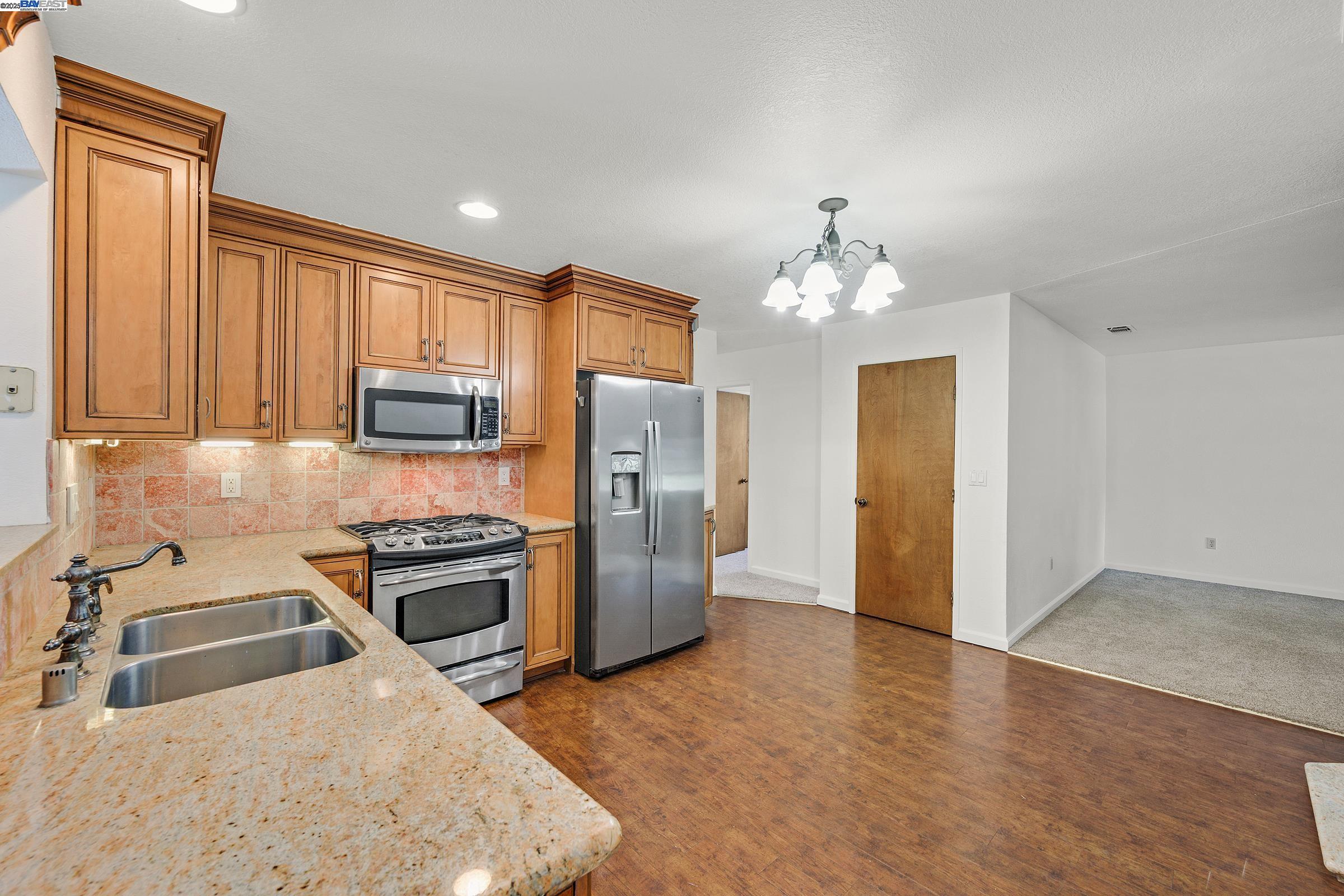 Detail Gallery Image 5 of 30 For 1033 Parkside Ave, Manteca,  CA 95336 - 3 Beds | 1/1 Baths