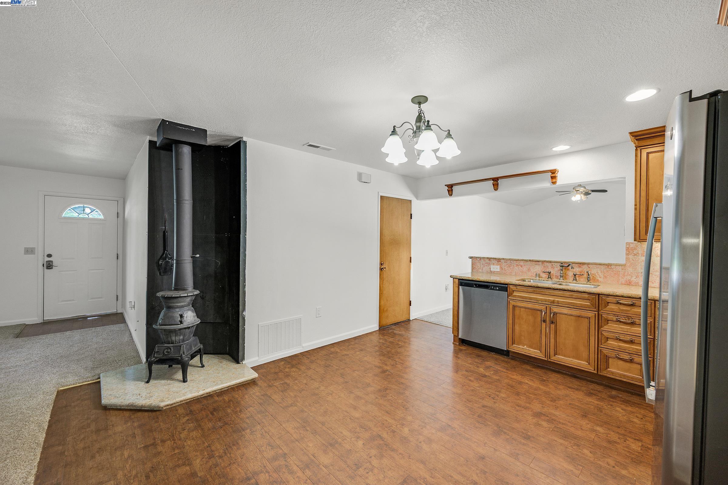 Detail Gallery Image 6 of 30 For 1033 Parkside Ave, Manteca,  CA 95336 - 3 Beds | 1/1 Baths
