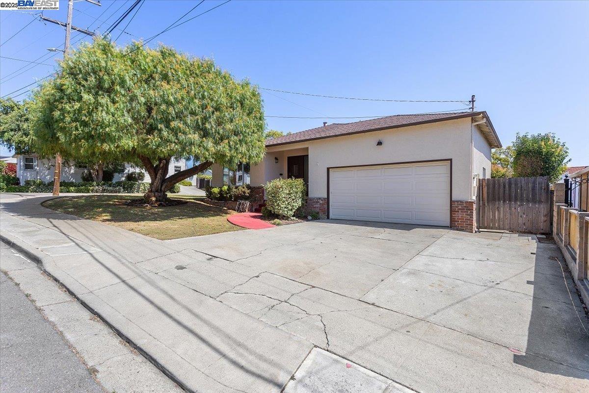 Detail Gallery Image 3 of 45 For 19306 Vaughn Ave, Castro Valley,  CA 94546 - 3 Beds | 2 Baths