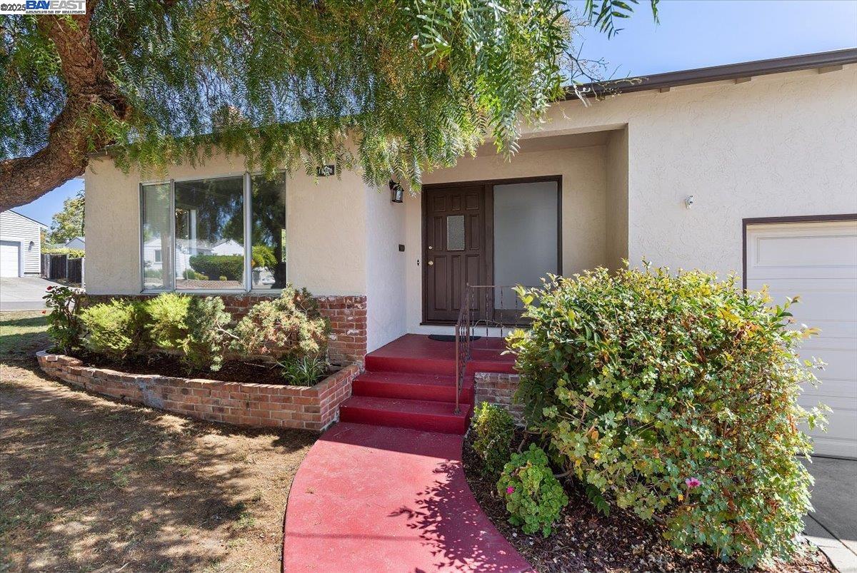 Detail Gallery Image 4 of 45 For 19306 Vaughn Ave, Castro Valley,  CA 94546 - 3 Beds | 2 Baths