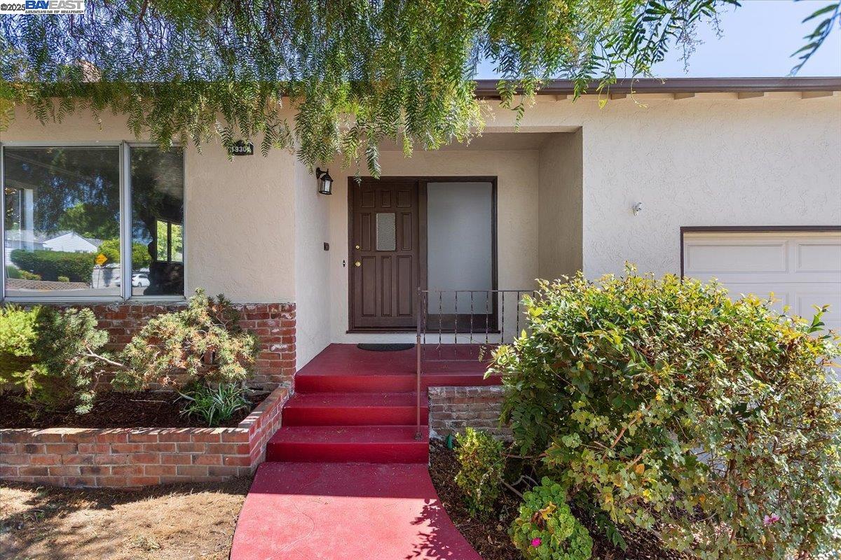 Detail Gallery Image 5 of 45 For 19306 Vaughn Ave, Castro Valley,  CA 94546 - 3 Beds | 2 Baths
