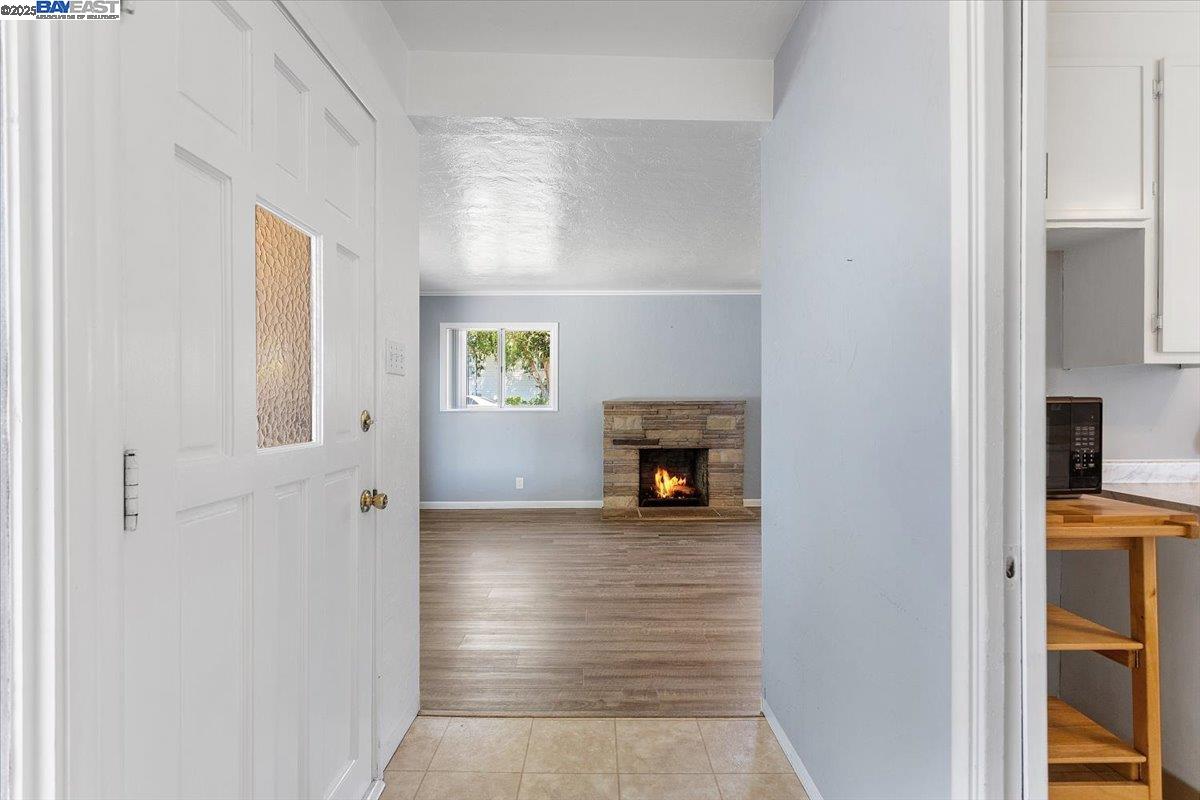 Detail Gallery Image 6 of 45 For 19306 Vaughn Ave, Castro Valley,  CA 94546 - 3 Beds | 2 Baths