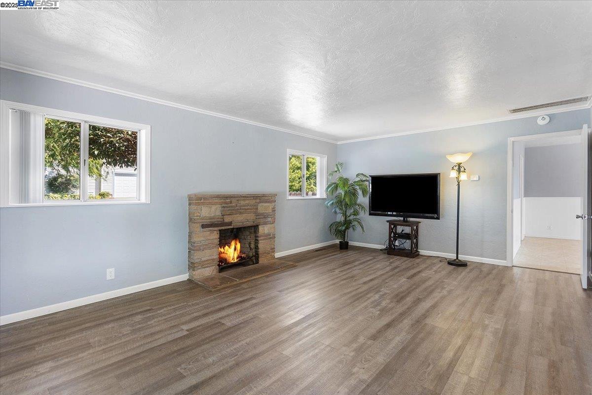 Detail Gallery Image 7 of 45 For 19306 Vaughn Ave, Castro Valley,  CA 94546 - 3 Beds | 2 Baths