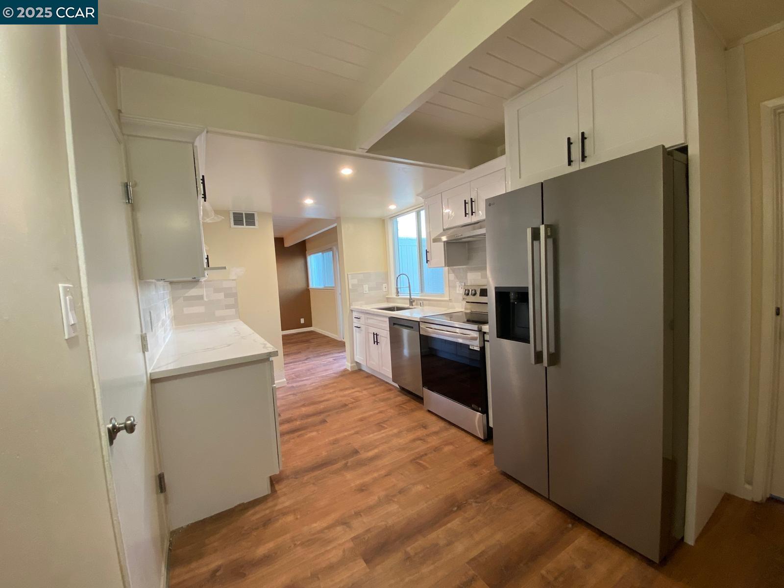 Detail Gallery Image 5 of 16 For 4301 Taft Ave, Richmond,  CA 94804-3491 - 4 Beds | 1/1 Baths