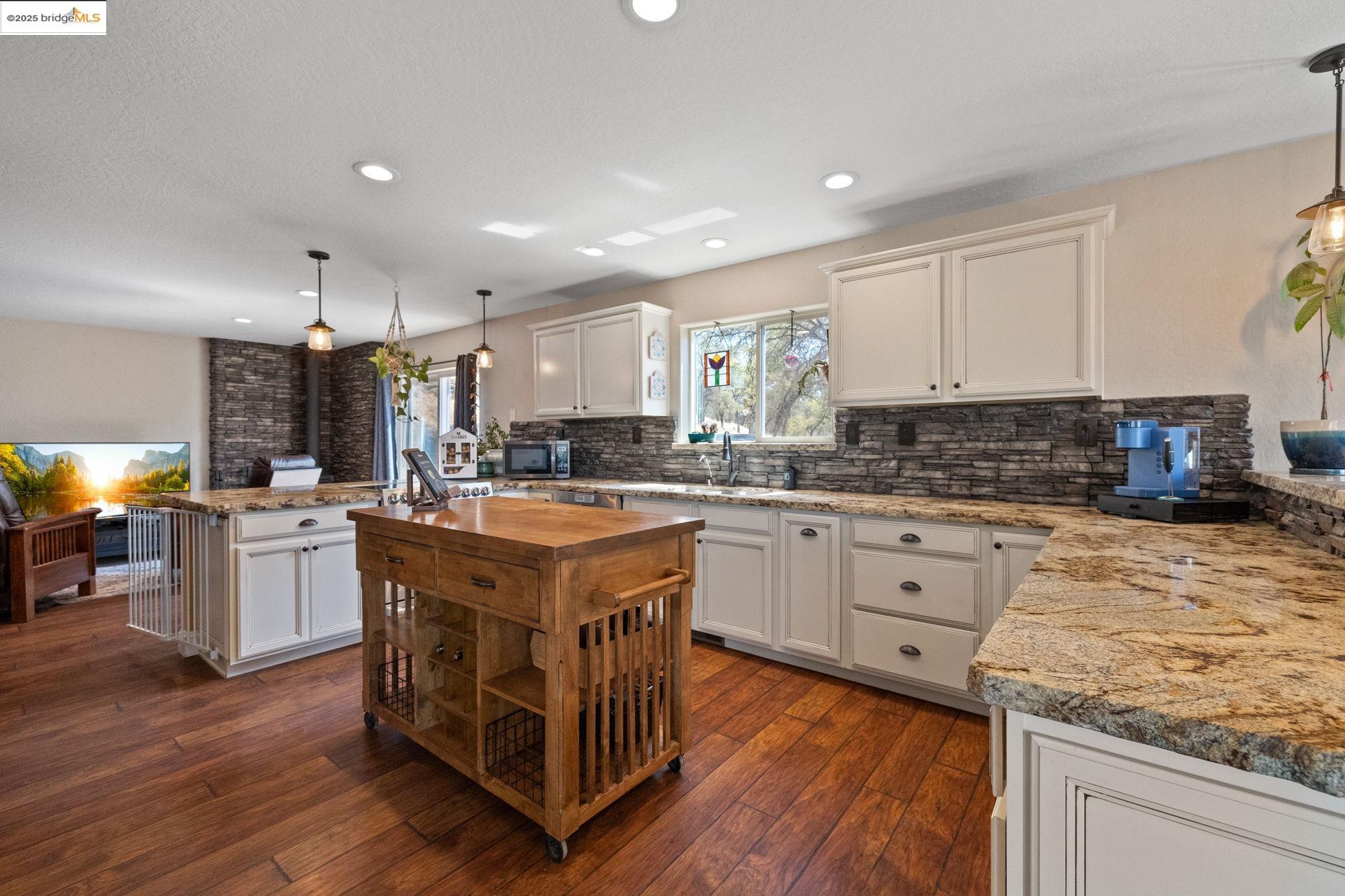 Detail Gallery Image 12 of 49 For 13225 Armistead Cir, Sonora,  CA 95370 - 3 Beds | 2/1 Baths