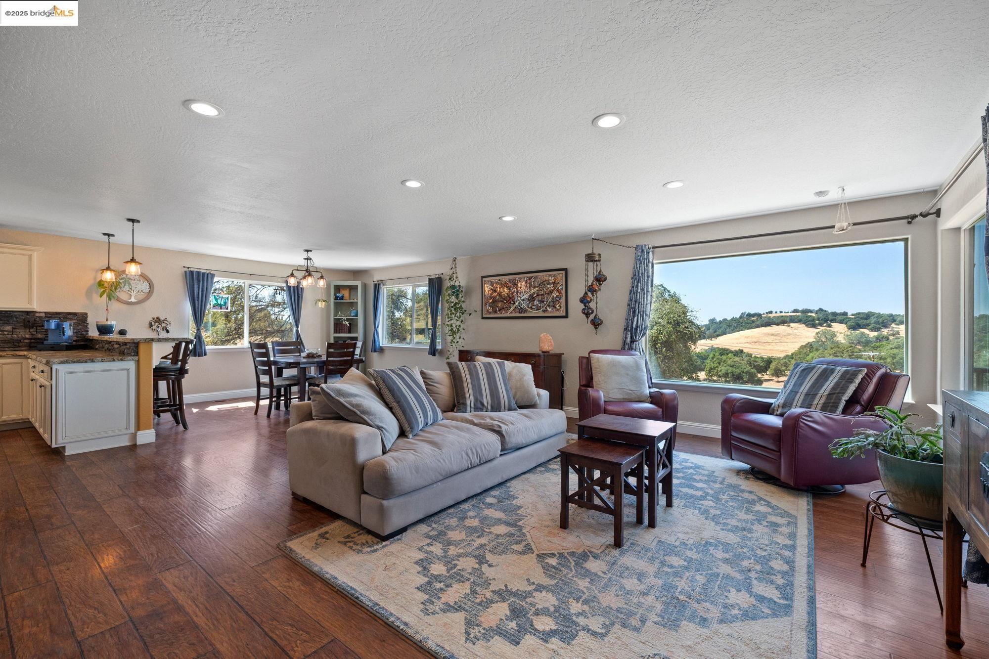 Detail Gallery Image 5 of 49 For 13225 Armistead Cir, Sonora,  CA 95370 - 3 Beds | 2/1 Baths