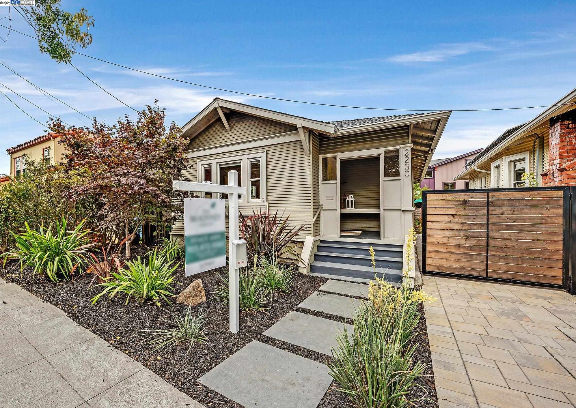 Detail Gallery Image 2 of 33 For 2230 Sacramento St, Berkeley,  CA 94702 - 3 Beds | 1 Baths