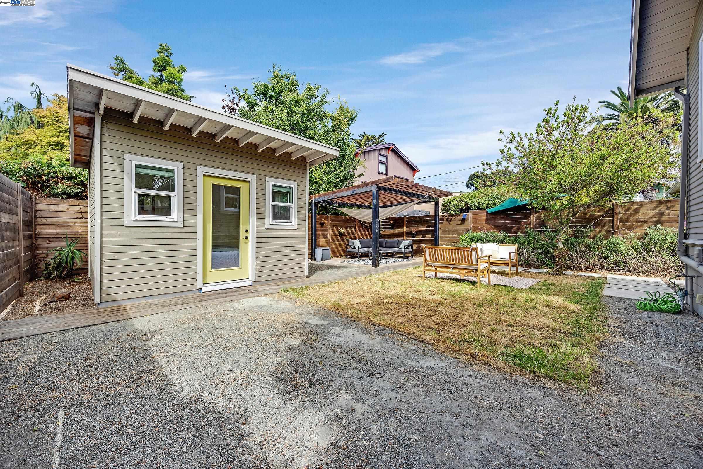 Detail Gallery Image 25 of 33 For 2230 Sacramento St, Berkeley,  CA 94702 - 3 Beds | 1 Baths