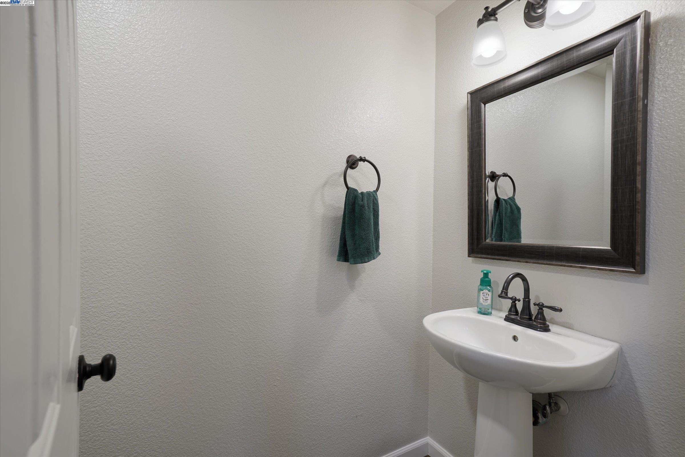Detail Gallery Image 12 of 60 For 5884 Cedarwood Cmn, Livermore,  CA 94550 - 4 Beds | 2/1 Baths