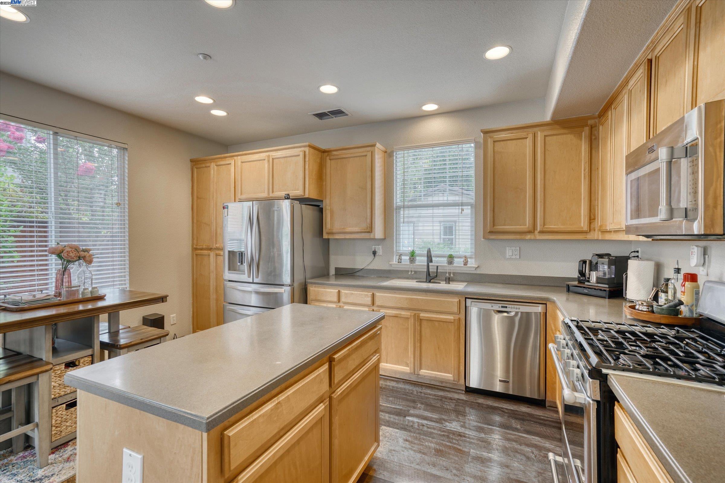 Detail Gallery Image 13 of 60 For 5884 Cedarwood Cmn, Livermore,  CA 94550 - 4 Beds | 2/1 Baths