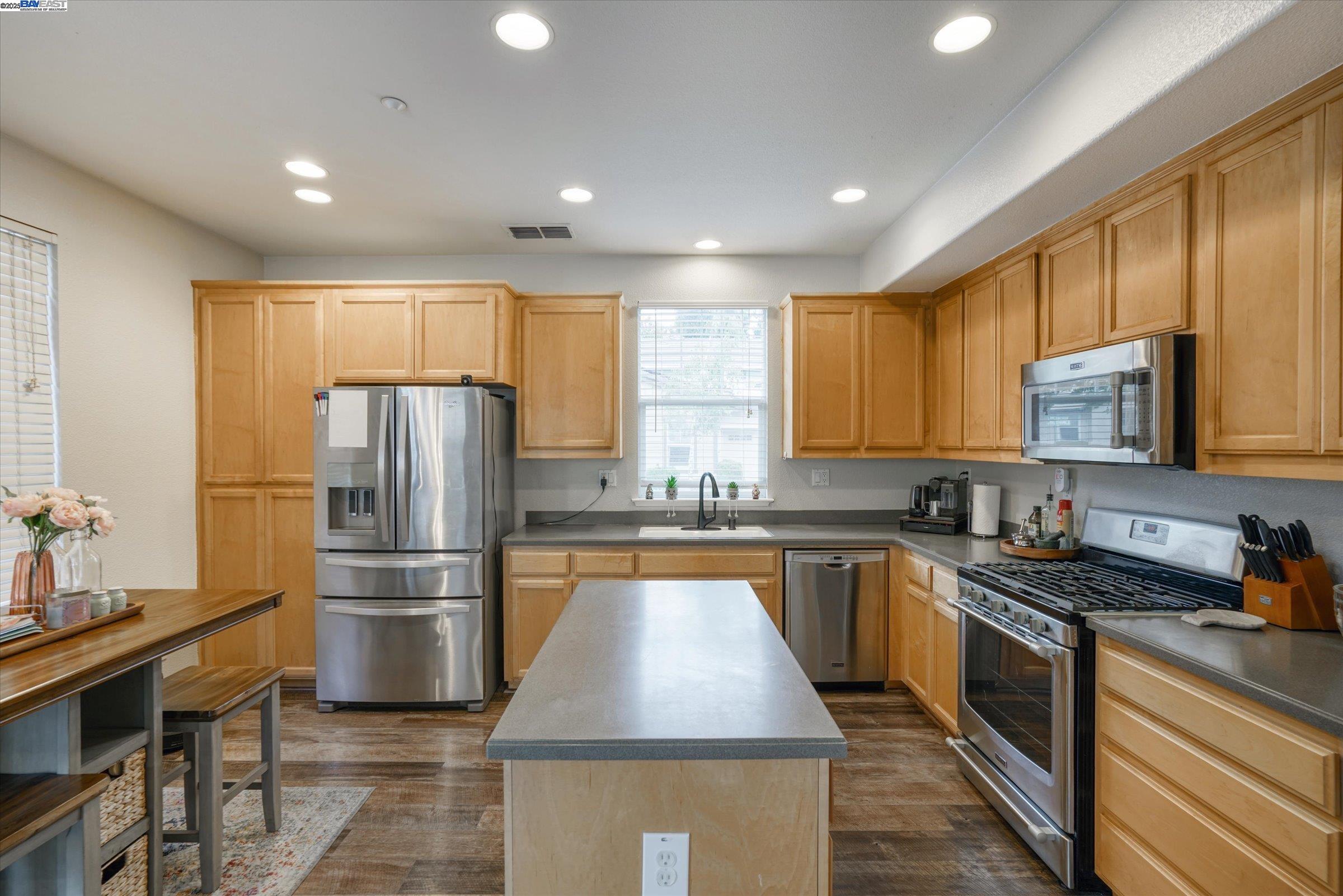 Detail Gallery Image 14 of 60 For 5884 Cedarwood Cmn, Livermore,  CA 94550 - 4 Beds | 2/1 Baths