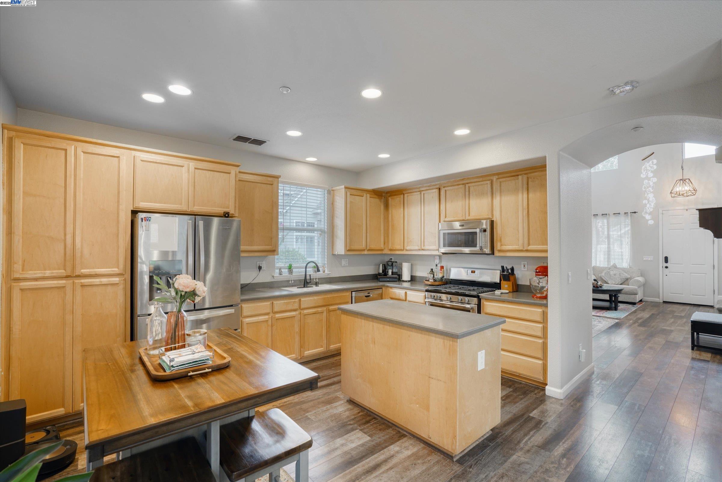 Detail Gallery Image 15 of 60 For 5884 Cedarwood Cmn, Livermore,  CA 94550 - 4 Beds | 2/1 Baths