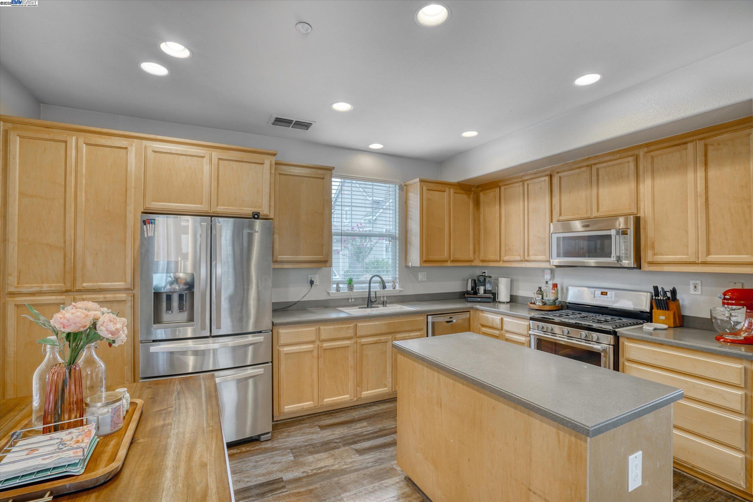 Detail Gallery Image 16 of 60 For 5884 Cedarwood Cmn, Livermore,  CA 94550 - 4 Beds | 2/1 Baths